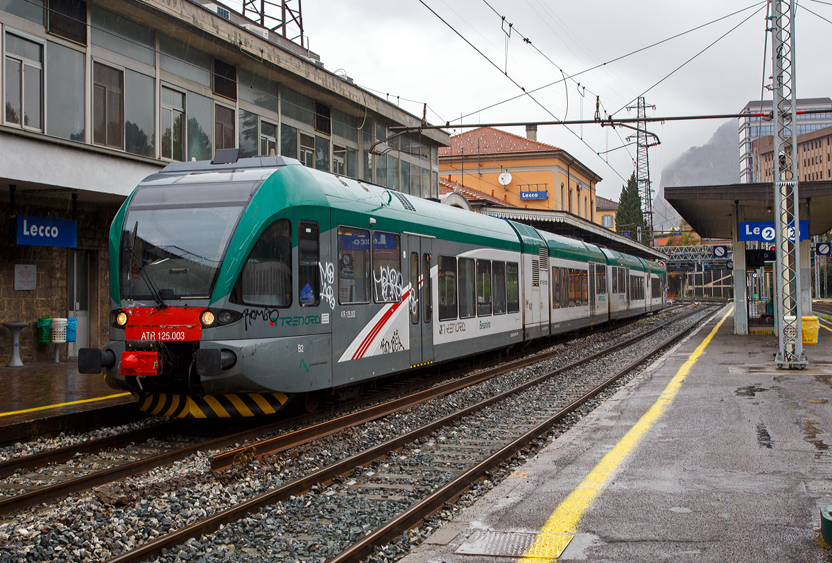 
Der ATR 125.003 „Besanino“ der Trenord, ein diesel-elektrischer Triebzug vom Typ Stadler GTW 4/12, steht am 03.11.2019 im Bahnhof Lecco zur Abfahrt bereit. Er Fährt als

Für den Betrieb auf der Strecke Milano-Monza-Molteno-Lecco beschaffte die Trenord eine neue Flotte von 11 diesel-elektrischen  Gelenktriebwagen  (Stadler GTW  4/12), weitere 9 folgten 2017.  Von  der  Behörde ANSF wurden die GTW’s unter dem Namen ATR-125 zugelassen. Die neuen Züge verfügen über ein modernes Innendesign mit 243 Sitzplätzen und  klimatisierten  Fahrgasträumen  sowie  ein  behindertenfreundliches, geschlossenes WC-System. Die Traktionsausrüstung besteht aus vier diesel-elektrischen Baugruppen; es werden Dieselmotoren mit reduzierten Emissionen (Euro IIIA) und Common-Rail Einspritzung eingesetzt. Um den Verbrauch weiter zu reduzieren, kann beim Bremsen durch das diesel-elektrische Antriebsprinzip für die Bordnetzspeisung,  Energie  rekuperiert  werden.  Dank  seinem  geringen  Energieverbrauch und den günstigen Wartungskosten stellt der GTW ATR-125 auf den nicht elektrifizierten Strecken der Region Lombardei das ideale Regionaltransportmittel dar.

Der sechsteilige Triebzug besteht aus den Teilen:
Endmodul mit Führerstand , 95 83 8 125 016 5 I TN
Antriebsmodul (Antriebscontainer)  95 83 1 125 018 6 I TN
Mittelmodul 95 83 0 125 017 0 I TN
Mittelmodul 95 83 0 125 014 7 I TN
Antriebsmodul (Antriebscontainer)  95 83 1 125 015 2 I TN
Endmodul mit Führerstand , 95 83 8 125 013 2 I TN

Technische Merkmale:
Triebwagen in modernem, transparentem, offenen Innendesign,
mit Wagenkasten in Alu-Leichtbau.
Klimatisierung der Fahrgasträume und des Führerstands.
Behindertenfreundliches, geschlossenes WC-System.
Niederflureinstiege sowie 75 % Niederfluranteil, einen problemlosen Zugang (flach) für den Einstieg.
Große Einstiegstüren pro Seite (1.320 mm) für einen schnellen
Fahrgastwechsel.
Großzügige Einstiegsplattformen mit Mehrzweckbereich auch für den Transport von Fahrrädern.
Luftgefederte Drehgestelle für maximalen Reisekomfort.
Redundante Antriebsausführung mit je einem Dieselmotor (Euro IIIA), Asynchrongenerator, IGBT-Stromrichter und Asynchronfahrmotor.
Vielfachsteuerung bis zu 2 Triebwagen.

TECHNISCHE DATEN:
Bezeichnung: ATR 125 (Autotreno)
Gebaute Einheiten: 11 + 9
Inbetriebsetzung:  September 2011
Spurweite: 1.435 mm (Normalspur)
Achsfolge: 2‘Bo‘2‘+ 2‘Bo‘2‘
Länge über Kupplung: 77.330 mm 
Fahrzeugbreite: 3.000 mm
Fahrzeughöhe: 4.215 mm
Achsabstand im Drehgestell: 2.100 mm (Antrieb- u. Laufdrehgestell)
Triebraddurchmesser:  860 mm (neu)
Laufraddurchmesser:  750 mm (neu)
Eigengewicht: 132 t
Leistung:  4 x 290 kW = 1.160 kW
Höchstgeschwindigkeit: 140 km/h
Sitzplätze: 231 (2. Klasse) und 12 Klappsitze

