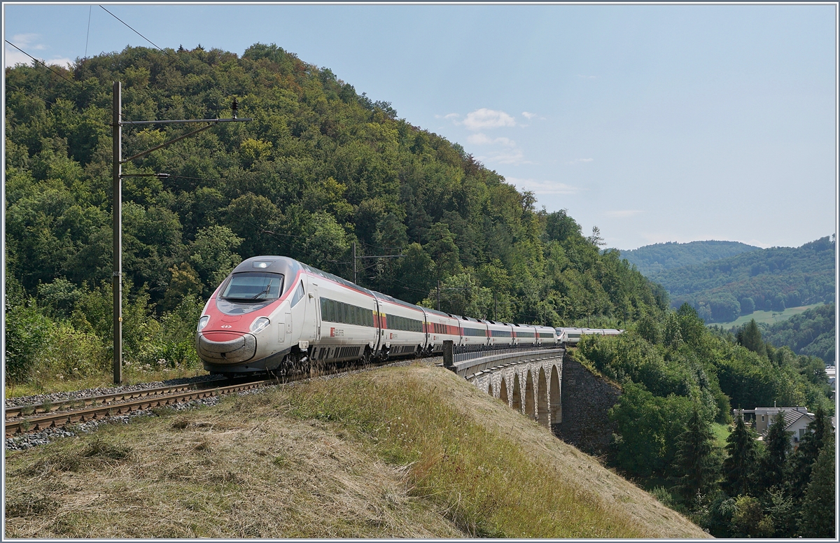 Der aus zwei RABe 503  bestehende EC  /ECE 52 Milano - Frankfurt bei Rümlingen (Sommerfahrplan 2018). Während er führend RABE 503 bis Basel fährt, wird der hinter bis nach Frankfurt verkehern.
7. August 2108