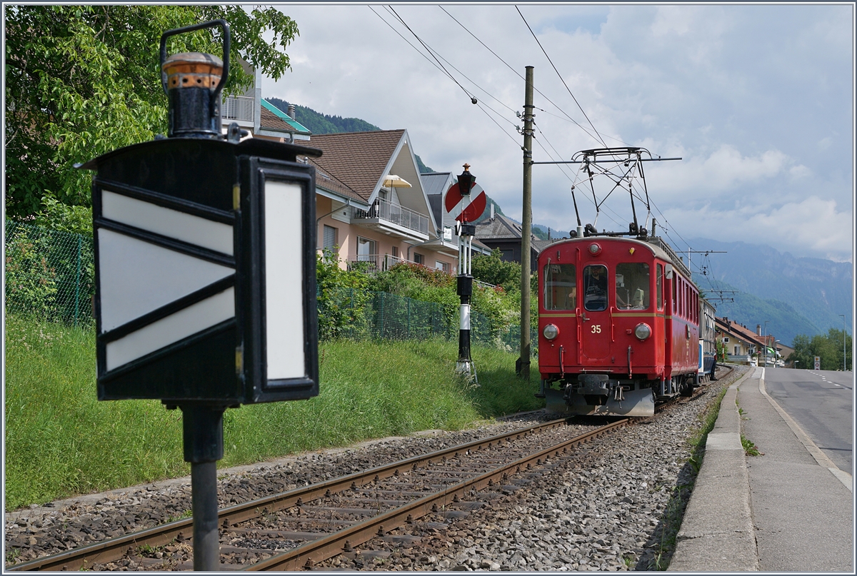 Der B-C Klassiker: ein in Blonay einfahrender Zug mit Weichenlaterne und Hippscher Wendescheibe. Bei den schönen RhB Bernina ABe 4/4 N° 35 konnte ich nicht anders, als das Motiv nochmals zu fotografieren...
Blonay, den 3. Juni 2018