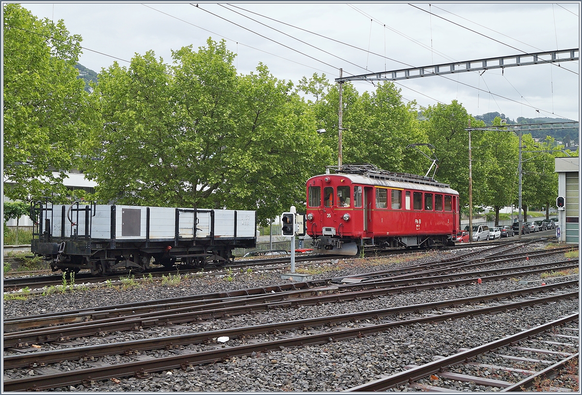 Der B-C RhB ABe 4/4 I 35 rangiert mit dem MOB Lo 153 in Vevey.
28. Mai 2018