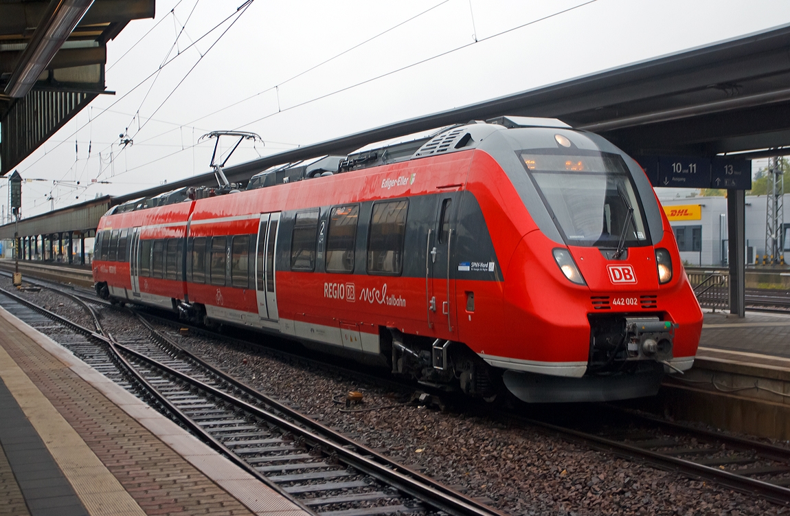 
Der  Baby-Hamster  zweiteiliger Bombardier Talent 2 - DB 442 002 / 442 502  Ediger-Eller   (94 80 0442 002-2 D-DB / 94 80 0442 502-1 D-DB) fährt am 05.10.2013 als RB 82   Elbling-Express  (Wittlich - Trier - Konz Mitte - Wellen - Perl) in den Hauptbahnhof Trier ein. 