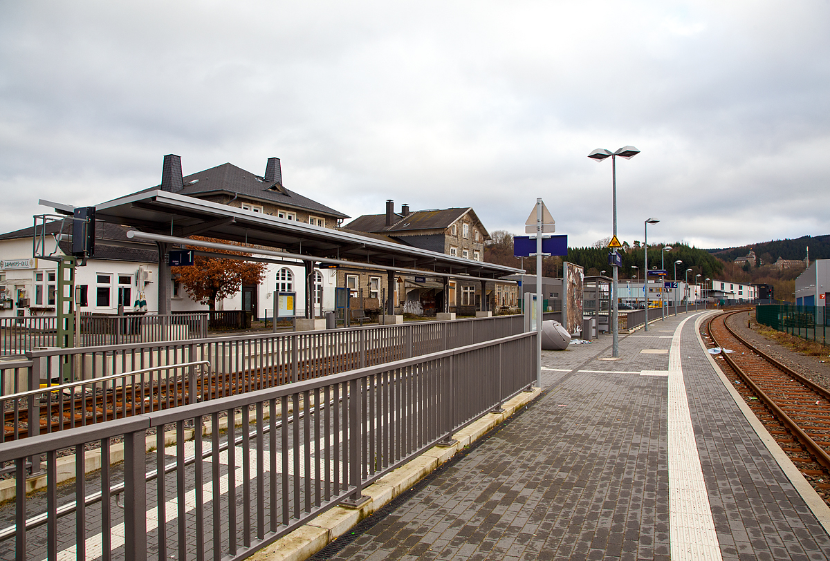 
Der Bahnhof Attendorn am 25.12.2017 von der Gleisseite. Rechts im Hintergrund die Burg Schnellenberg.

Der Bahnhof Attendorn ist der Personenbahnhof der Hansestadt Attendorn an der Finnentrop – Olpe – (Freudenberg), KBS 442. In direkter N�he liegt der Busbahnhof. 

Heute hat der Bahnhof nur noch zwei Bahnsteiggleise. Die H�he der beiden Bahnsteige betr�gt 55 Zentimeter, die Bahnsteigl�ngen betragen 140 Meter. Der Bahnhof Attendorn dient der Regionalbahnlinie 92 „Biggesee-Express“  (Finnentrop – Attendorn – Sondern – Olpe), die st�ndlich zur Symmetrieminute 30 in beide Richtungen bedient wird. In der Regel fahren Z�ge in Richtung Olpe von Gleis 1, Z�ge in Richtung Finnentrop von Gleis 2 ab. 

Eine Kreuzungsm�glichkeit, auf der Strecke Finnentrop – Olpe, besteht heute nur noch in Attendorn, wo zwei befahrbare Gleise vorhanden sind. Die gesamte Strecke inklusive des Bahnhofes Attendorn wird aus dem Stellwerk Finnentrop ferngesteuert.

Leider ist mittlerweile das alte Bahnhofsgeb�ude etwas heruntergekommen und eigentlich einer Hansestadt (Seit 2012 darf Attendorn den offiziellen Zusatz Hansestadt f�hren) nicht w�rdig. 

Die Bahnstrecke Finnentrop–Freudenberg war  44 km lang und besteht aus zwei Teilen:
Die Bahnstrecke Finnentrop–Olpe ist eine 24 Kilometer lange, eingleisige, nicht elektrifizierte Nebenbahn von Finnentrop �ber Attendorn und Olpe im Tal der Bigge. 
Die ehemalige Bahnstrecke Olpe–Freudenberg, ihre 20 Kilometer lange s�dliche Verl�ngerung, wurde stillgelegt und ist heute abgebaut. Der Personenverkehr von Olpe nach Freudenberg wurde am 29. Mai 1983 eingestellt. Gleichzeitig wurde auch der G�terverkehr zwischen Freudenberg und Rothem�hle eingestellt, w�hrend der G�terverkehr Rothem�hle–Olpe noch bis zum 22. Mai 1993 aufrechterhalten wurde. Der Abschnitt Freudenberg–Rothem�hle wurde bereits 1987, der Streckenteil Rothem�hle–Olpe im Jahre 2000 stillgelegt und 2005 abgebaut.
