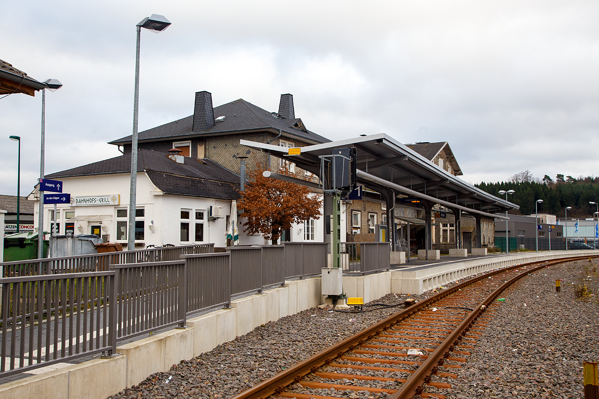 
Der Bahnhof Attendorn am 25.12.2017 von der Gleisseite.

Der Bahnhof Attendorn ist der Personenbahnhof der Hansestadt Attendorn an der Finnentrop – Olpe – (Freudenberg), KBS 442. In direkter N�he liegt der Busbahnhof. 

Heute hat der Bahnhof nur noch zwei Bahnsteiggleise. Die H�he der beiden Bahnsteige betr�gt 55 Zentimeter, die Bahnsteigl�ngen betragen 140 Meter. Der Bahnhof Attendorn dient der Regionalbahnlinie 92 „Biggesee-Express“  (Finnentrop – Attendorn – Sondern – Olpe), die st�ndlich zur Symmetrieminute 30 in beide Richtungen bedient wird. In der Regel fahren Z�ge in Richtung Olpe von Gleis 1, Z�ge in Richtung Finnentrop von Gleis 2 ab. 

Eine Kreuzungsm�glichkeit, auf der Strecke Finnentrop – Olpe, besteht heute nur noch in Attendorn, wo zwei befahrbare Gleise vorhanden sind. Die gesamte Strecke inklusive des Bahnhofes Attendorn wird aus dem Stellwerk Finnentrop ferngesteuert.

Leider ist mittlerweile das alte Bahnhofsgeb�ude etwas heruntergekommen und eigentlich einer Hansestadt (Seit 2012 darf Attendorn den offiziellen Zusatz Hansestadt f�hren) nicht w�rdig. 

Die Bahnstrecke Finnentrop–Freudenberg war  44 km lang und besteht aus zwei Teilen:
Die Bahnstrecke Finnentrop–Olpe ist eine 24 Kilometer lange, eingleisige, nicht elektrifizierte Nebenbahn von Finnentrop �ber Attendorn und Olpe im Tal der Bigge. 
Die ehemalige Bahnstrecke Olpe–Freudenberg, ihre 20 Kilometer lange s�dliche Verl�ngerung, wurde stillgelegt und ist heute abgebaut. Der Personenverkehr von Olpe nach Freudenberg wurde am 29. Mai 1983 eingestellt. Gleichzeitig wurde auch der G�terverkehr zwischen Freudenberg und Rothem�hle eingestellt, w�hrend der G�terverkehr Rothem�hle–Olpe noch bis zum 22. Mai 1993 aufrechterhalten wurde. Der Abschnitt Freudenberg–Rothem�hle wurde bereits 1987, der Streckenteil Rothem�hle–Olpe im Jahre 2000 stillgelegt und 2005 abgebaut.