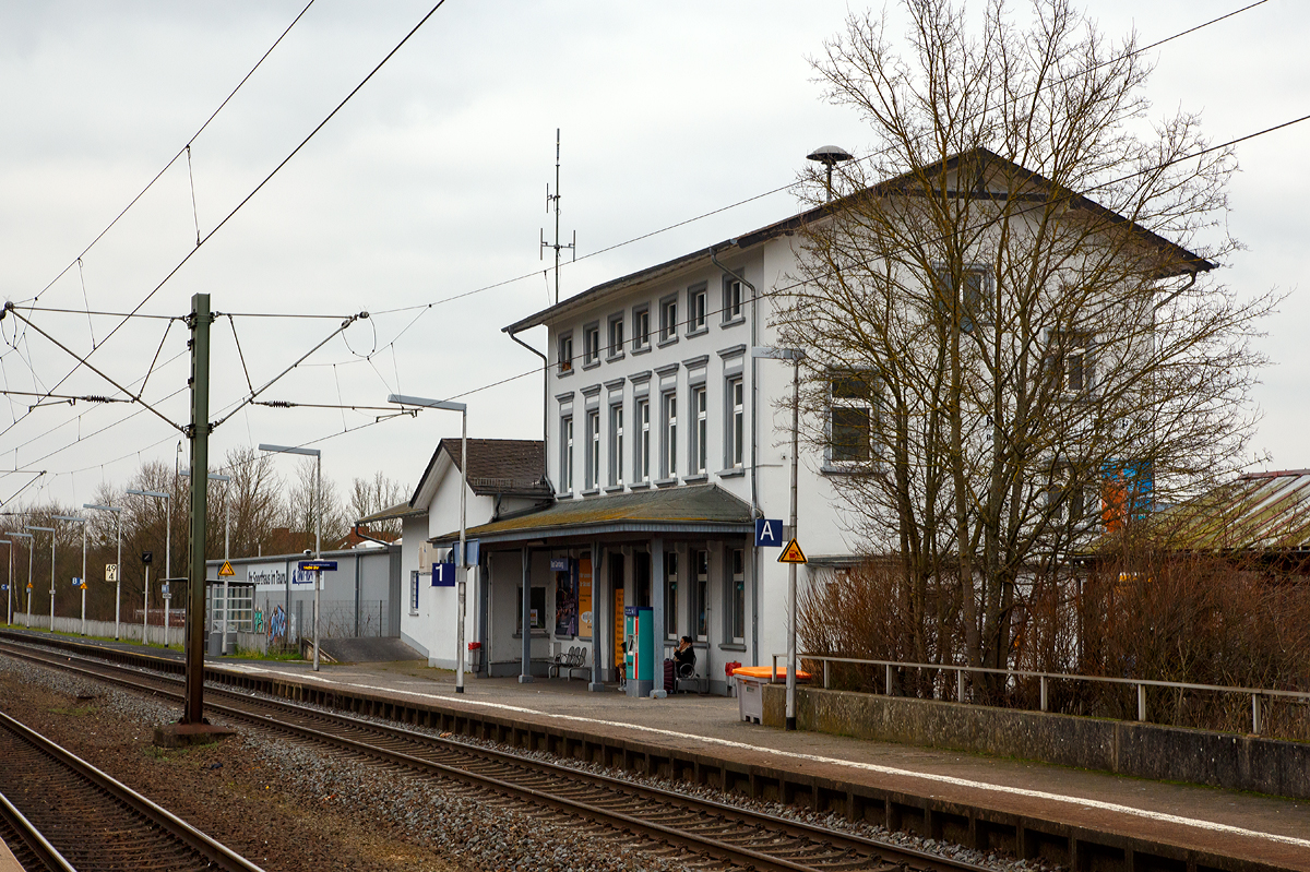 
Der Bahnhof Bad Camberg von der Gleisseite am 13.01.2018. 
Der Bahnhof Bad Camberg liegt bei km 49,3 an der Main-Lahn-Bahn (KBS 627).