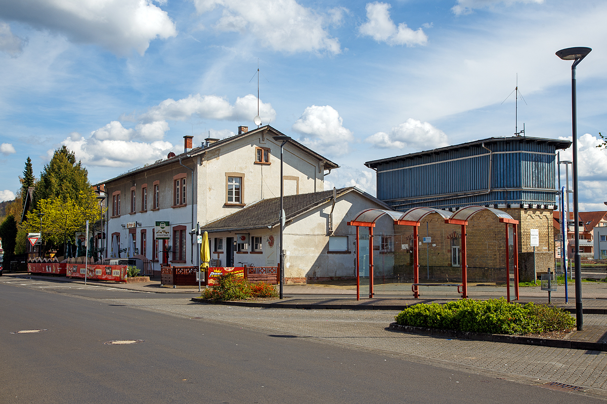 
Der Bahnhof Büdingen (Oberhessen) am 14.04.2018, das ehemalige Empfangsgebäude von der Straßenseite und links das Stellwerk Fahrdienstleiter.

Der Bahnhof Büdingen (Oberhess) ist ein Bahnhof in der Stadt Büdingen. Der Bahnhof befindet sich in der Kernstadt und liegt an der Bahnstrecke Gießen–Gelnhausen (Lahn-Kinzig-Bahn). 

Der Bahnhof wurde am 30. Oktober 1870 als Endpunkt des dritten Abschnitts der Lahn-Kinzig-Bahn (Nidda–Büdingen) eröffnet. Bauherr war die Oberhessische Eisenbahn-Gesellschaft. Exakt einen Monat später wurde die Bahnstrecke dann bis nach Gelnhausen verlängert und somit auf kompletter Länge fertiggestellt.

Das Empfangsgebäude des Bahnhofs ist heute ein Kulturdenkmal nach dem Hessischen Denkmalschutzgesetz. Das Bahnhofsgebäude ist inzwischen in Besitz eines privaten Investors und dient seit Jahren nicht mehr als Bahnhof. 

Büdingen liegt im Tarifgebiet des Rhein-Main-Verkehrsverbundes (RMV). In Büdingen halten ausschließlich die Regionalbahnen der HLB Hessenbahn GmbH (Relation Gießen–Nidda–Glauburg-Stockheim–Gelnhausen - RB46 „Lahn-Kinzig-Bahn“). Es besteht ein 60-Minuten-Takt in beide Richtungen, welcher in den Hauptverkehrszeiten durch einzelne halbstündliche Verbindungen von und nach Nidda ergänzt wird. Gießen ist in rund 75 Bahnminuten, Frankfurt (mit Umstieg in Gelnhausen auf RE 50) in ca. einer Stunde erreichbar.

Die Lahn-Kinzig-Bahn bietet auch weitere Umsteigemöglichkeiten in Nidda (mit RB 48 Richtung Friedberg/Frankfurt) und in Glauburg-Stockheim (mit RB 34 Richtung Bad Vilbel/Frankfurt).
