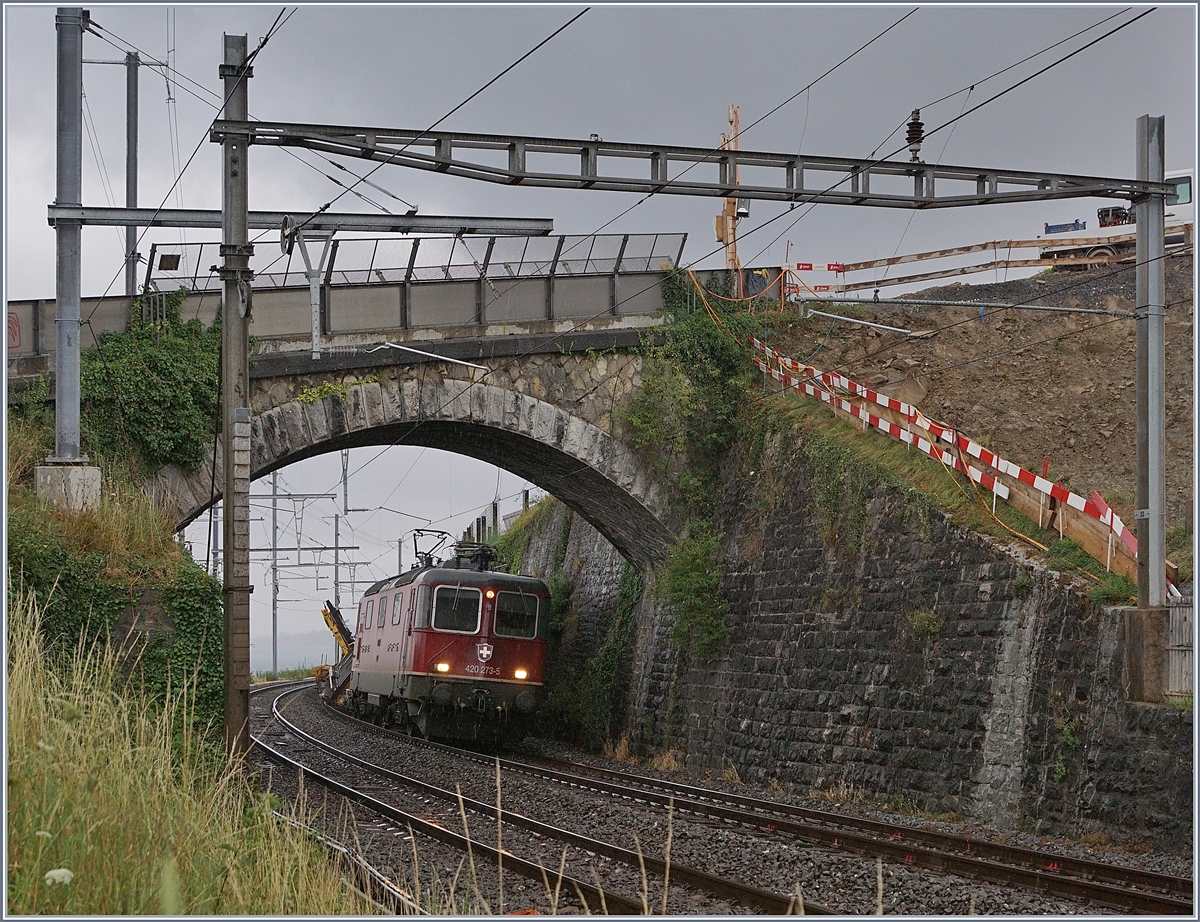 Der Bahnhof Cully wird umgebaut. Das Bild entstand kurz bevor die schöne Bogenbrücke über dem  Westteil des Bahnhofs der breiteren Gleisanlage  weichen musste. Im Bild die SBB Re 4/4 II 11273 (Re 420 273-5) mit einem Güterzug in Richtung Vevey. 

3. Aug. 2020