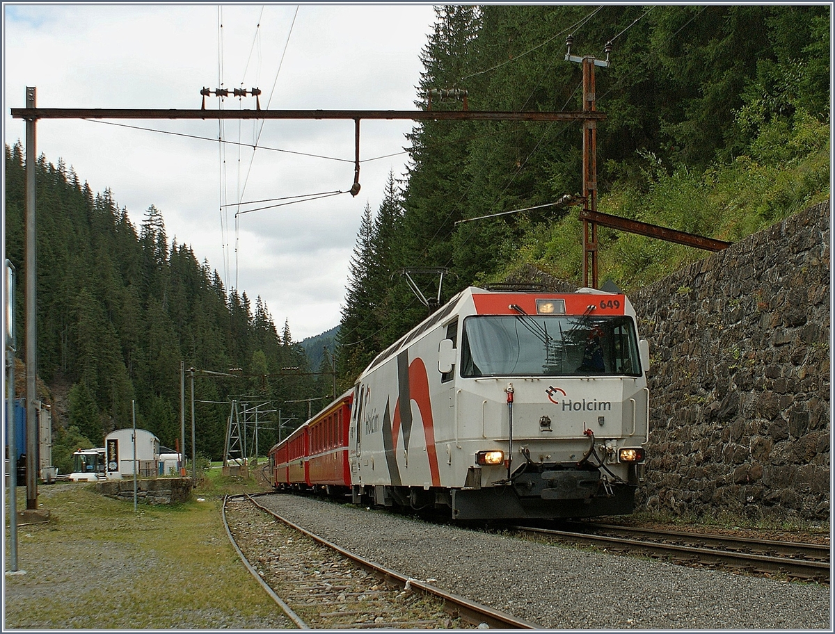 Der Bahnhof Davos Monstein mit der  alten  und typischen RhB Fahrleitungsanlage. Die RhB Ge 4/4 III 649 ist mir ihrem Regionalzug Richtung Filisur unterwegs und macht in Davos Monstein einen kurzen (Bedarfs)-Halt.
19. Sept. 2009