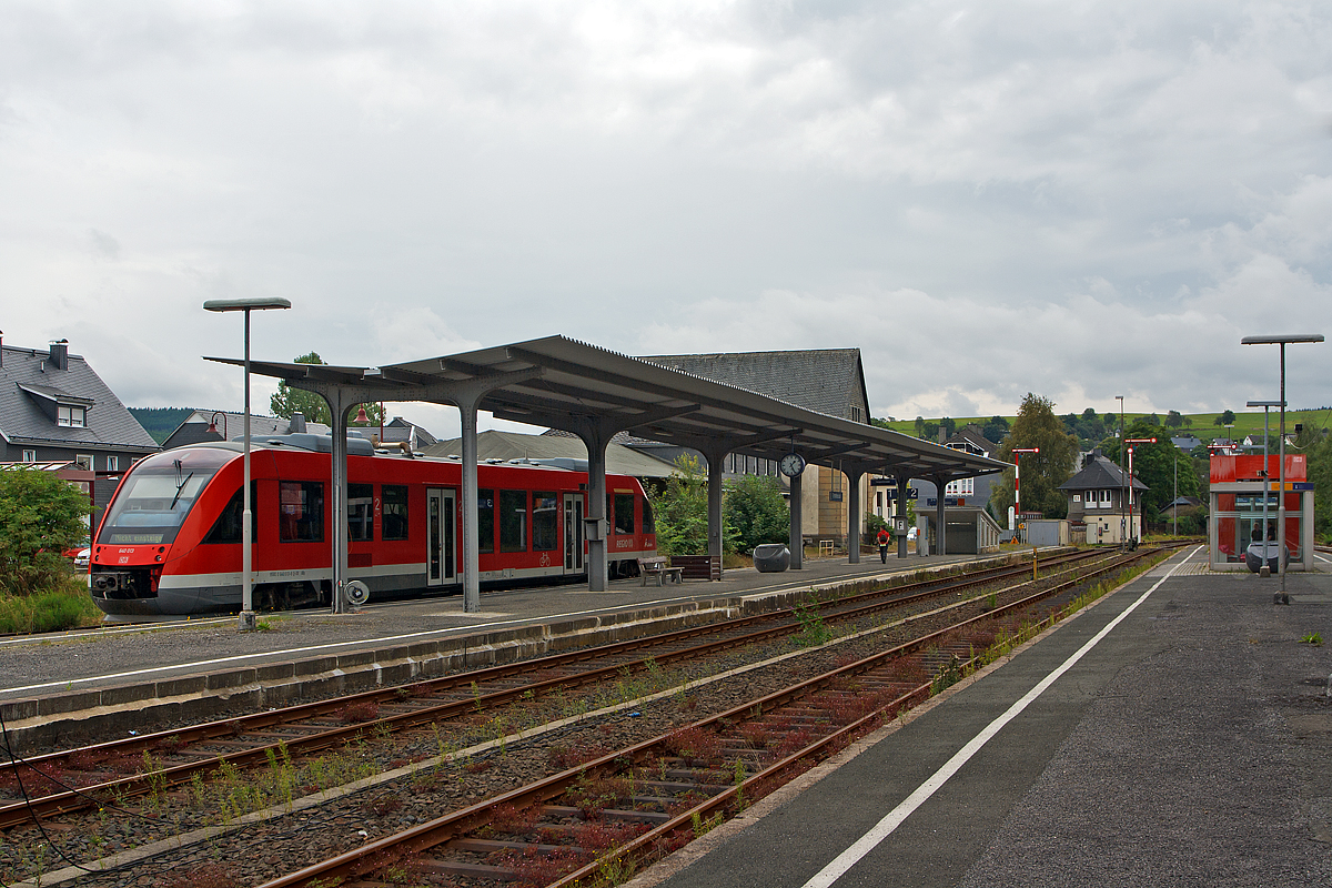 
Der Bahnhof Erndtebrück am 10.08.2014 von der Gleisseite (Blickrichtung Kreuztal). Links (auf Gleis 1) abgestellt der Alstom Coradia LINT 27 - 640 013 (95 80 0640 013-8 D-DB) der 3-Länder-Bahn (DB Regio NRW).