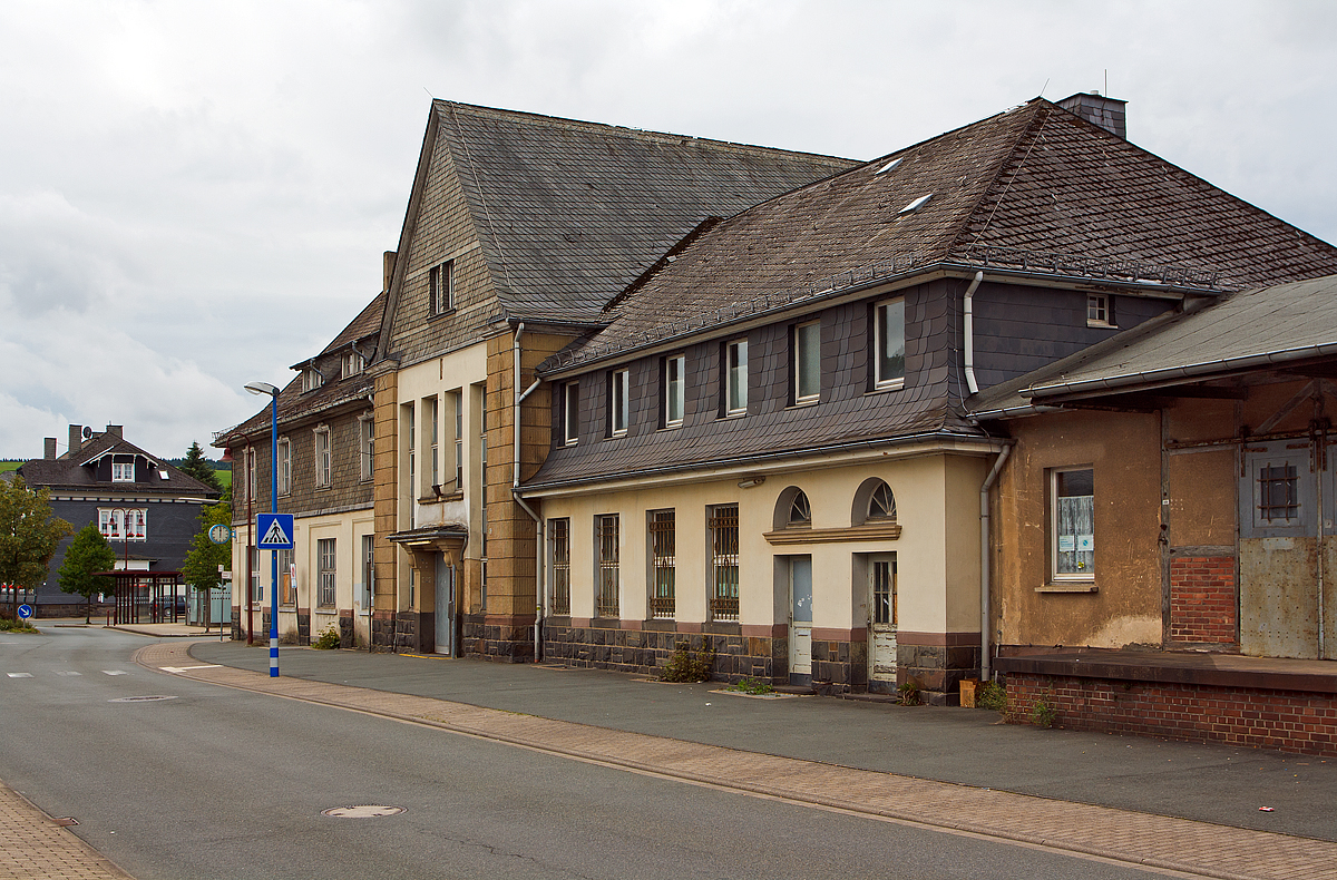 
Der Bahnhof Erndtebrück von der Straßenseite am 10.08.2014. Um auf die Bahnsteige mußte man 2014 noch durch das verwahrloste Bahnhofsgebäude. Dies ist nach dem Umbau nicht mehr nötig.

Der Bahnhof Erndtebrück wurde 1888 eröffnet, ist ein Trennungsbahnhof und liegt an Streckenkilometer 28,8 der Bahnstrecke Kreuztal–Cölbe sowie km 0,0 der Bahnstrecke Erndtebrück–Bad Berleburg. Die Personenzüge der Rothaarbahn (RB 93) verkehren in Richtung Betzdorf (über Siegen) und Bad Berleburg, die der Oberen Lahntalbahn (RB 43) im Zweistundentakt über Bad Laasphe und Biedenkopf in Richtung Marburg. Der Bahnhof besitzt vier Bahnsteiggleise und einige Güter- und Nebengleise. Der Bahnhof wird seit Juli 2016 von der Deutschen Bahn modernisiert. Das Bahnhofsgebäude bleibt allerdings erhalten. Die Bahnsteige werden barrierefrei.
