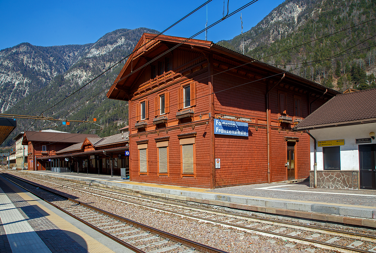 Der Bahnhof Franzensfeste / Fortezza am 27.03.2022 von der Gleisseite.

Der Bahnhof Franzensfeste (Stazione di Fortezza) ist ein wichtiger Verkehrsknotenpunkt in S�dtirol. Seine Bedeutung ergibt sich aus dem Umstand, dass hier die Brennerbahn und die Pustertalbahn aufeinandertreffen, wodurch er die Funktion eines Trennungsbahnhofs hat. Der Bahnhof befindet sich auf 747 m H�he direkt neben dem Zentrum der kleinen Gemeinde Franzensfeste am Eingang des Wipptals wenige Kilometer n�rdlich von Brixen. 
