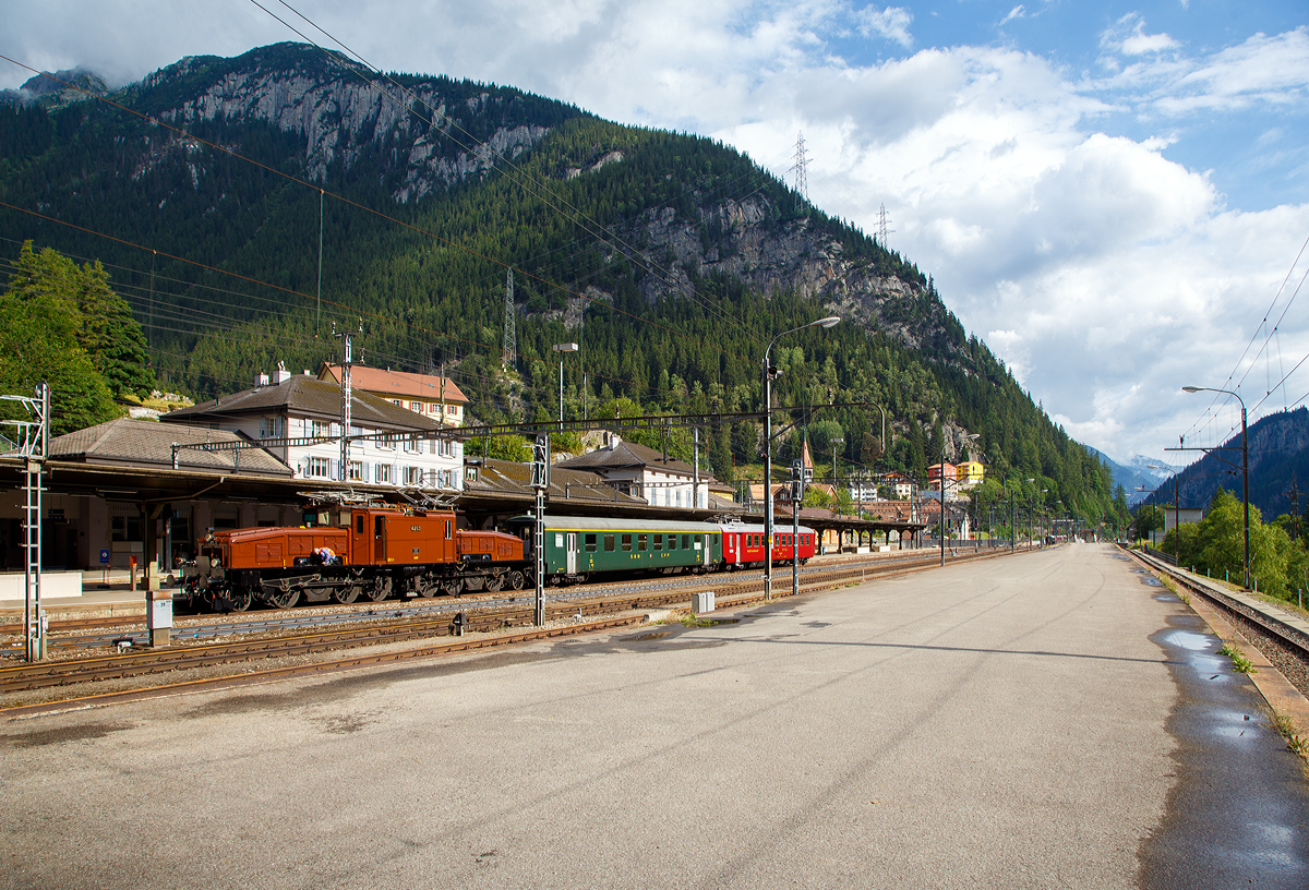 
Der Bahnhof Göschenen am 02.08.2019, so wird er wohl bald nicht mehr aussehen, da er um gebaut werden soll.

Links (auf Gleis 3) seht das SBB Gotthard Krokodil Ce 6/8 II 14253 (eigentlich Be 6/8 II 13253) der SBB Historic am 02.08.2019 mit einem Sonderzug.
