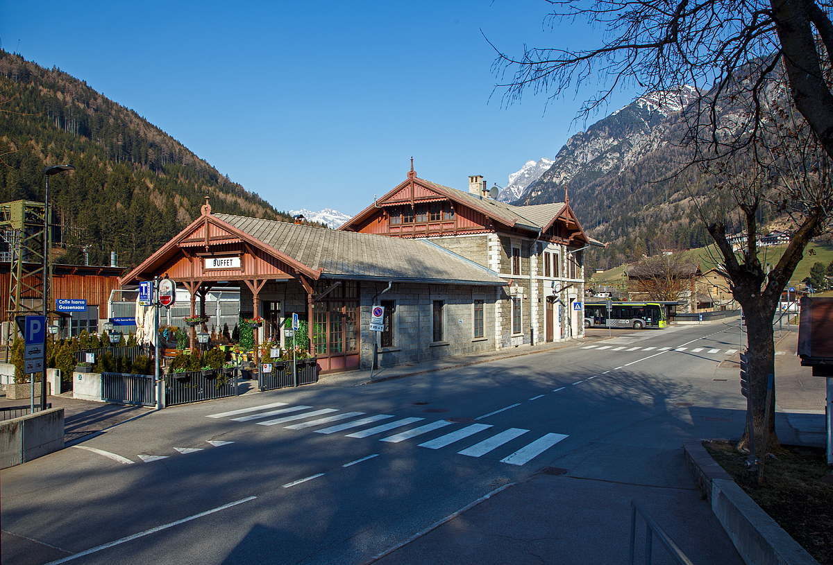 Der Bahnhof Gossensaß/Colle Isarco am 26.03.2022.
Der Bahnhof Gossensaß (auch Gossensass; italienisch Stazione di Colle Isarco) befindet sich an der Brennerbahn in Südtirol (italienisch Alto Adige), amtlich Autonome Provinz Bozen – Südtirol.

Der Bahnhof Gossensaß ist der erste Haltepunkt im Wipptal südlich des Brennerpasses, zu dem die Bahnstrecke von hier aus über den Pflerschtunnel ansteigt. Er liegt auf 1.066,9 m Höhe nahe dem Zentrum von Gossensaß, dem Hauptort der Gemeinde Brenner, und der durch das Dorf führenden SS 12 (der alten Brennerpass-Straße). 

Der Bahnhof wurde 1867 zusammen mit dem gesamten Abschnitt der Brennerbahn zwischen Innsbruck und Bozen in Betrieb genommen. Durch ihn erlebte Gossensaß bis zum Ersten Weltkrieg seine Blütezeit als bekannter Touristenort. Er konkurrierte mit Orten wie St. Moritz oder Chamonix. 

Das Aufnahmegebäude war zunächst noch relativ kompakt gehalten, wurde wegen der vielen Touristen jedoch noch im 19. Jahrhundert durch einen südlichen Anbau erweitert. Das ursprüngliche Gebäude weist eine Verkleidung aus Grauwacke auf, während dekorative Details wie die Fensterfassungen in weißem Kalkstein gehalten sind. Straßenseitig ist es durch einen in sorgfältigen Details gearbeiteten Dachgiebel aus Holz gestaltet. Der Anbau ist in Brixner Granit gemauert und sticht durch eine hölzerne Veranda hervor. In dem sich heute das Buffet befindet und man auch den Espresso genießen kann. Das Gebäude steht seit dem Jahr 2000 unter Denkmalschutz.

Der Bahnhof Gossensaß wird durch Regionalzüge der Trenitalia sowie der SAD bedient, die auch Busverbindungen zum Bahnhof betreibt. Die Regionalzüge fahren in beide Richtung (Brenner bzw. Bozen) im Stundentakt und werden zu Hauptverkehrszeiten durch Regionalexpresszüge verdichtet.

Uns hat es in Gossensaß sehr gut gefallen, es war einfach zu kurz, so dass wir gerne wiedermal dort hinfahren wollen. Für die drei Tage haben wir uns ein Südtirol/Alto Adige Ticket (eine Mobilcard für 3 Tage) am Automat für 23,00 Euro geholt. So konnten wir mit diesem Ticket Südtirol mit der Bahn erkunden. 
