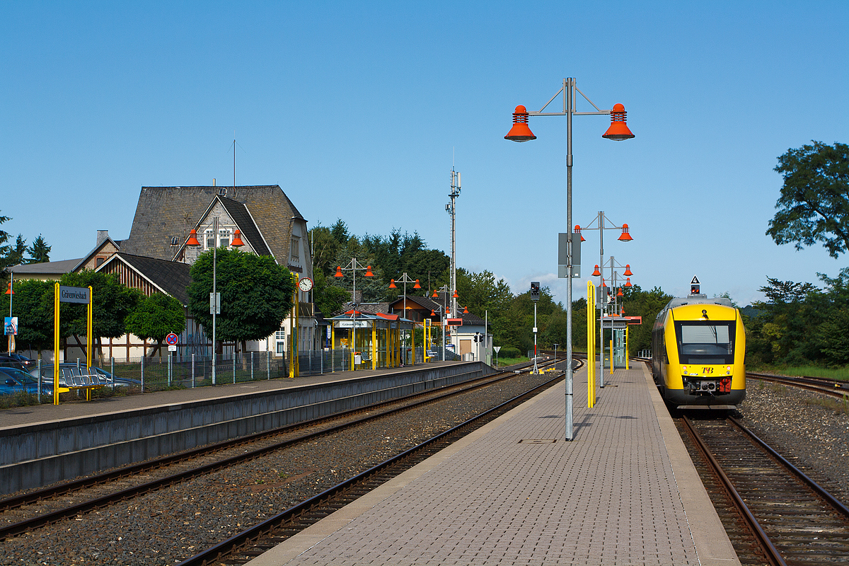 Der Bahnhof Grävenwiesbach am 11.08.2014. 
Der Grävenwiesbacher Bahnhof wurde am 1. Juni 1909 mit Eröffnung der Taunusbahn und der Weiltalbahn nach Weilmünster eröffnet. Auffällig ist hier die freundliche Aufmachung des Bahnhofes, denn er gehört nicht der DB Netz AG, sondern dem Lahn-Dill-Kreis.


Am 27. September 1969 erfolgte aufgrund von zu geringem Fahrgastaufkommen die Einstellung von Personen- und Güterverkehr auf der Weiltalbahn (Grävenwiesbach - Weilburg). 

Auf der Solmsbachtalbahn (Grävenwiesbach - Wetzlar) endete der Personenverkehr am 31. Mai 1985 und der Güterverkehr am 28. Mai 1988.

Am 15. November 1999 wurde der Abschnitt Grävenwiesbach–Brandoberndorf der Solmsbachtalbahn für den Personenverkehr reaktiviert, dieser Abschnitt gehört nun zur Taunusbahn (KBS 637). 

Ein Beispiel das zeigt es geht auch anders:
Wegen des großen Erfolges der neuen Bedienungsart wurde am 15. November 1999 der Abschnitt nach Brandoberndorf vom VHT und Verkehrsverbund Lahn Dill (VLD) reaktiviert. Im Jahr 1996 kaufte der Lahn-Dill-Kreis die Trasse der acht Kilometer langen Bahnstrecke zwischen Brandoberndorf und Grävenwiesbach von der DB AG und brachte sie in den Zweckverband VHT ein.  Der Hasselborner Tunnel, der auf dem Teilstück durchfahren wird, befand sich noch in einem außergewöhnlich guten Zustand. Die Sicherheitseinrichtungen wurden auf den neuesten Stand gebracht und später noch einmal renoviert. 

Im März 2006 wurde die FKE mit weiteren HLB-Töchtern zur HLB Hessenbahn GmbH zusammengeschlossen. Als zum Fahrplanwechsel 2006/2007 im Dezember 2006 aufgrund der Kürzungen der Mittel für den öffentlichen Personennahverkehr (ÖPNV) auf vielen Strecken Fahrten gestrichen wurden, war die Taunusbahn die einzige Linie im RMV, bei der Fahrten hinzukamen.

Seit der Modernisierung stiegen die Fahrgastzahlen von 1.500 Fahrgästen 1989 auf über 11.000 Fahrgäste täglich, während nur etwa 4.000 prognostiziert wurden.
