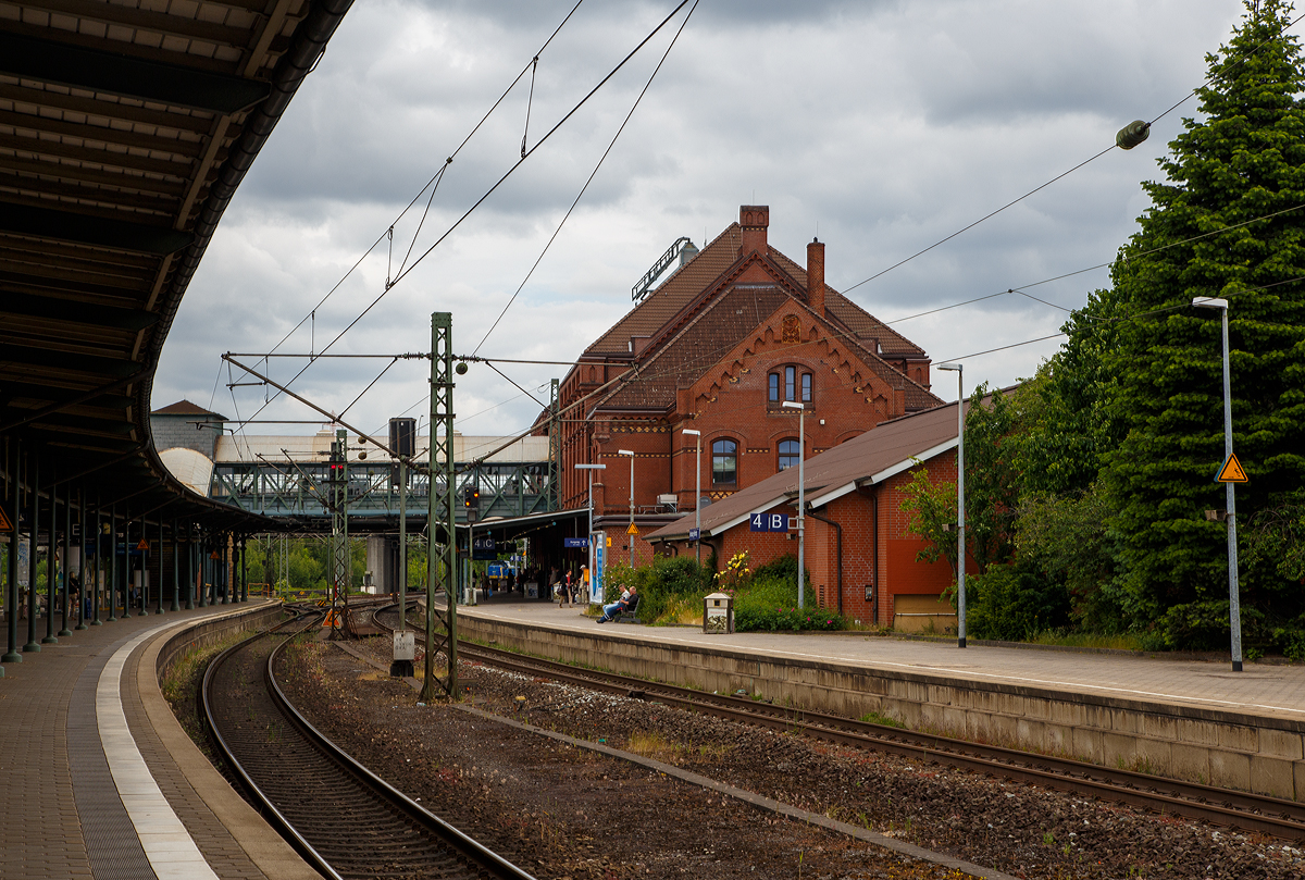 Der Bahnhof Hamburg-Harburg am 16.06.2015
Der Bahnhof Hamburg-Harburg ist ein Fernverkehrsbahnhof in der Hansestadt Hamburg. Er befindet sich im Süden der Metropole im Stadtteil Harburg und ist der wichtigste Bahnhof der südlich der Elbe gelegenen Stadtteile. Hier halten Intercity-Express-, Intercity- und EuroCity-Züge, der Flixtrain, Nachtzüge sowie Züge des Schienenpersonennahverkehrs. Mit etwa 80.000 Reisenden täglich ist er der drittmeist frequentierte Bahnhof in Hamburg.

Im Bahnhof verzweigen sich die Trassen der Bahnstrecke Wanne-Eickel–Bremen–Hamburg, KBS120 (Bremen–Hamburg) und der Bahnstrecke Hannover–Hamburg, KBS 110 in deren Verlauf nach wenigen Kilometern auch der Rangierbahnhof Maschen beginnt. Gleiches gilt für die Niederelbebahn nach Cuxhaven (KBS 101.3 / 121), es bestehen ferner Abzweige zu den Elbhäfen und zur Hamburger Hafenbahn. Außerdem startet hier die Güterumgehungsbahn Hamburg (KBS 101.1) mit weiterem Anschluss nach Neumünster/Kiel.

Der Bahnhof wird von der S-Bahn-Strecke nach Neugraben – Buxtehude - Stade (Linien S3 und S31) in einem Tunnel unterquert, die hier einen Haltepunkt hat.