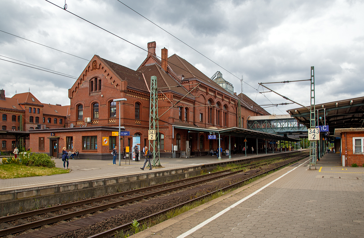 Der Bahnhof Hamburg-Harburg am 16.06.2015
Der Bahnhof Hamburg-Harburg ist ein Fernverkehrsbahnhof in der Hansestadt Hamburg. Er befindet sich im Süden der Metropole im Stadtteil Harburg und ist der wichtigste Bahnhof der südlich der Elbe gelegenen Stadtteile. Hier halten Intercity-Express-, Intercity- und EuroCity-Züge, der Flixtrain, Nachtzüge sowie Züge des Schienenpersonennahverkehrs. Mit etwa 80.000 Reisenden täglich ist er der drittmeist frequentierte Bahnhof in Hamburg.

Im Bahnhof verzweigen sich die Trassen der Bahnstrecke Wanne-Eickel–Bremen–Hamburg, KBS120 (Bremen–Hamburg) und der Bahnstrecke Hannover–Hamburg, KBS 110 in deren Verlauf nach wenigen Kilometern auch der Rangierbahnhof Maschen beginnt. Gleiches gilt für die Niederelbebahn nach Cuxhaven (KBS 101.3 / 121), es bestehen ferner Abzweige zu den Elbhäfen und zur Hamburger Hafenbahn. Außerdem startet hier die Güterumgehungsbahn Hamburg (KBS 101.1) mit weiterem Anschluss nach Neumünster/Kiel.

Der Bahnhof wird von der S-Bahn-Strecke nach Neugraben – Buxtehude - Stade (Linien S3 und S31) in einem Tunnel unterquert, die hier einen Haltepunkt hat.