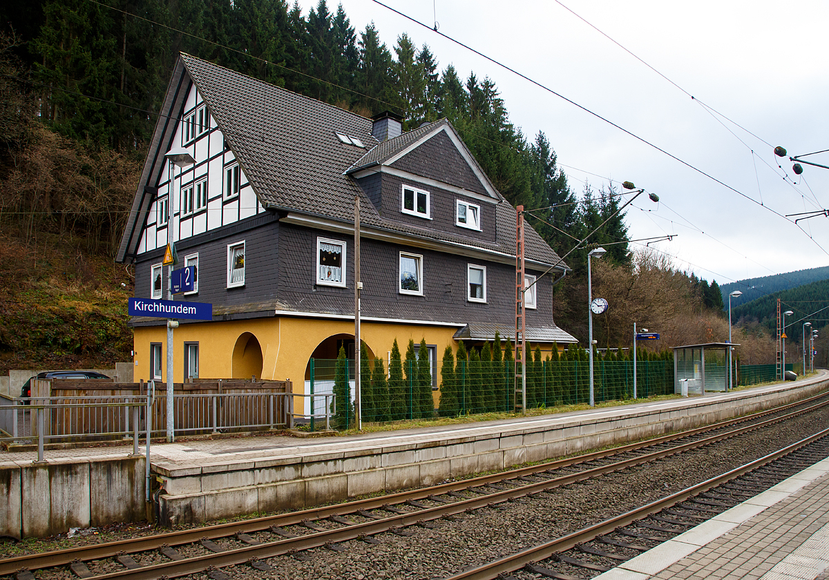 
Der Bahnhof Kirchhundem bei 76,2 km an der Ruhr-Sieg-Strecke (KBS 440) am 25.12.2017 von der Gleisseite. Heute ist er eigentlich nur noch ein Haltepunkt für die Regionalbahn (RB 91).

Zum Fahrplanwechsel am 10. Dezember 2017 verkehr t auf der Linie RB91 „Ruhr-Sieg-Bahn“  zwischen Siegen – Finnentrop die Hessische Landesbahn wieder mit vereinzelten Fahrten ergänzend zum Regelfahrplan der Abellio Rail NRW GmbH (Siegen – Finnentrop – Hagen) und zwar:
RB 91 „Ruhr-Sieg-Bahn“ Siegen – Finnentrop (täglich) als Zugnummer RB 24398 in Kirchhundem ab 23:44 Uhr und RB 91 „Ruhr-Sieg-Bahn“ Finnentrop – Siegen (Mo-Fr) als Zugnummer RB 24399 in Kirchhundem ab 4:16 Uhr 
Der RE 16 (Ruhr-Sieg-Express) hält nicht in Kirchhundem.

Die Ruhr-Sieg-Strecke ist eine 106 Kilometer lange zweigleisige, elektrifizierte Hauptstrecke von Hagen nach Siegen über Iserlohn-Letmathe, Finnentrop und Kreuztal. Die tunnelreiche Strecke führt überwiegend durch das Tal der Lenne und südlich von Lennestadt-Altenhundem über die Wasserscheide zwischen Ruhr und Sieg.

Noch heute werden schwere Güterzüge Richtung Süden zwischen Lennestadt-Altenhundem und Welschen Ennest bzw. Kreuztal mit einer zusätzlichen Lok nachgeschoben. Diese fährt danach wieder zurück nach Lennestadt-Altenhundem. Die Steigung beträgt zwar nur 12 ‰, ist aber sehr lang und kurvenreich. Daher sind häufige Geschwindigkeitswechsel notwendig. Vor der Elektrifizierung der Ruhr-Sieg-Strecke wurden fast alle Güterzüge bis Welschen Ennest nachgeschoben. Seltener hatten und haben Güterzüge ab Kreuztal bis Welschen Ennest diese Unterstützung.