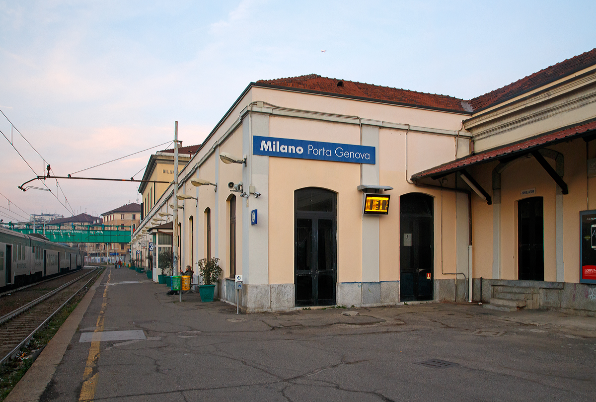 
Der Bahnhof Milano Porta Genova (Stazione di Milano Porta Genova) am 29.12.2015. 

Der Bahnhof wurde 1870 als Durchgangsbahnhof an der Bahnstrecke Milano–Mortara mit dem Namen Milano Porta Ticinese eröffnet, 1923 wurde er in Milano Porta Genova umbenannt. Mit der Stillegung des alten Bahnhofs Milano Centrale im Jahre 1931 wurde er Endstation der Bahnstrecke Milano–Mortara und somit zum Kopfbahnhof. 

Vom Bahnhof verkehren die Regionalzüge der Linie Milano–Mortara im stündlichen Taktverkehr, einige Zugpaare fahren in der Hauptverkehrszeit über Mortara weiter nach Alessandria.