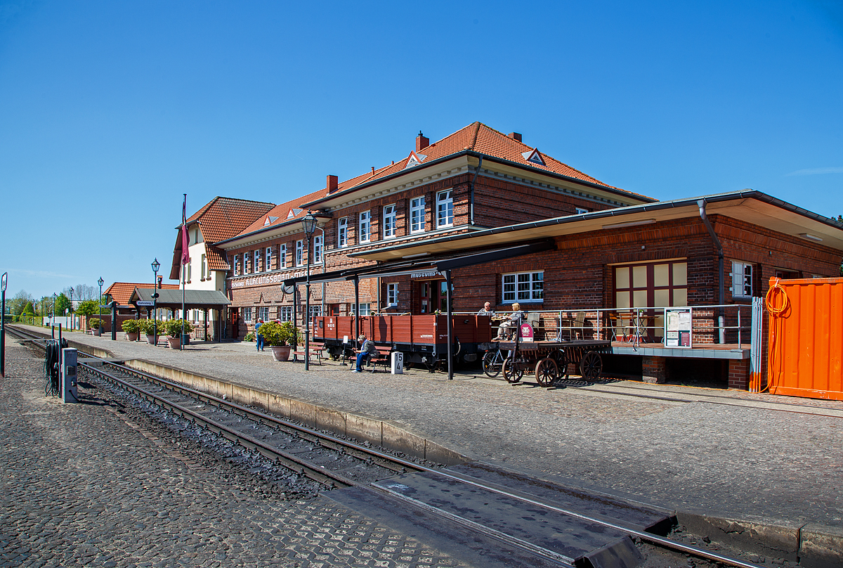 Der Bahnhof Ostseebad K�hlungsborn-West  (bis 1938 Ostseebad Arendsee) der Mecklenburgischen B�derbahn Molli am 15.05.2022. Rechts das Museums-Caf�, denn hier beim Bahnhof ist das Molli-Museum. Der „Molli“ ist keine Museumsbahn, sondern sogar als RB 31 „B�derbahn Molli“ gef�hrt wird. Die B�derbahn Molli hat �brigens, mit der 2007 bis 2009 im Dampflokwerk Meiningen gebauten Dampflok 99 2324-4 (der Baureihe 99.32), die j�ngste neu erbaute Dampflokomotive der Welt. Sie wurde am 10. Juli 2009 dem Betreiber �bergeben.

Vor dem Museums-Caf� der 1911 gebaute vierachsige offene G�terwagen ex DR 98-02-55 der Gattung OOw, seit 2006 Terassenwagen des Molli-Caf�s. Davor der Km-Stein (15,4 km) der Strecke.