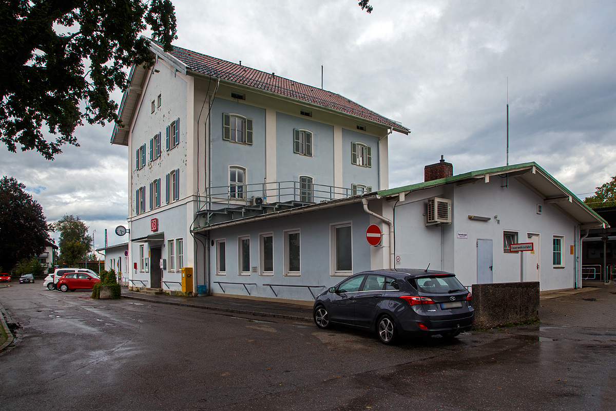 Der Bahnhof Prien am Chiemsee am 11.09.2022 von der Stra�enseite.

Der im Jahr 1860 er�ffnete Bahnhof Prien am Chiemsee ist der gr��te Bahnhof des bayerischen Marktes Prien am Chiemsee. Er ist ein Trennungsbahnhof und liegt an der Bahnstrecke Rosenheim–Salzburg (KBS 951) und ist Ausgangspunkt der Chiemgaubahn von Prien nach Aschau (KBS 952). Direkt neben dem Bahnhof (hier im Bild hinter dem Bf) liegt der Bahnhof der meterspurigen Chiemsee-Bahn (nach Prien-Stock). Der Bahnhof hat vier Bahnsteiggleise und wird t�glich von ungef�hr 85 Z�gen der Deutschen Bahn und der Bayerischen Regiobahn bedient. 

Die K�niglich Bayerischen Staatseisenbahnen er�ffneten den Bahnhof Prien am 7. Mai 1860 mit der Bahnstrecke Rosenheim–Traunstein, am 1. August 1860 wurde die Strecke bis nach Salzburg verl�ngert. Am 18. August 1878 nahmen die Bayerischen Staatsbahnen die Bahnstrecke nach Aschau in Betrieb, der Bahnhof wurde zum Trennungsbahnhof. Prien war eine Dienststelle an der Strecke Rosenheim–Salzburg und verf�gte �ber eine eigene Bahnmeisterei.  Am 9. Juli 1887 wurde mit der Chiemseebahn eine weitere in Prien am Chiemsee beginnende Bahnstrecke er�ffnet, in diesem Zug wurde der heute denkmalgesch�tzte k�nigliche Wartepavillon am Bahnhof Rimsting abgebaut und neben dem Bahnhofsgeb�ude in Prien neu errichtet. Um 1900 wurde ein eigener Bahnhof f�r die Chiemseebahn eingeweiht. Kurz darauf legte man einen Personentunnel an, der den neuen Bahnhof mit den Bahnsteigen verband.
