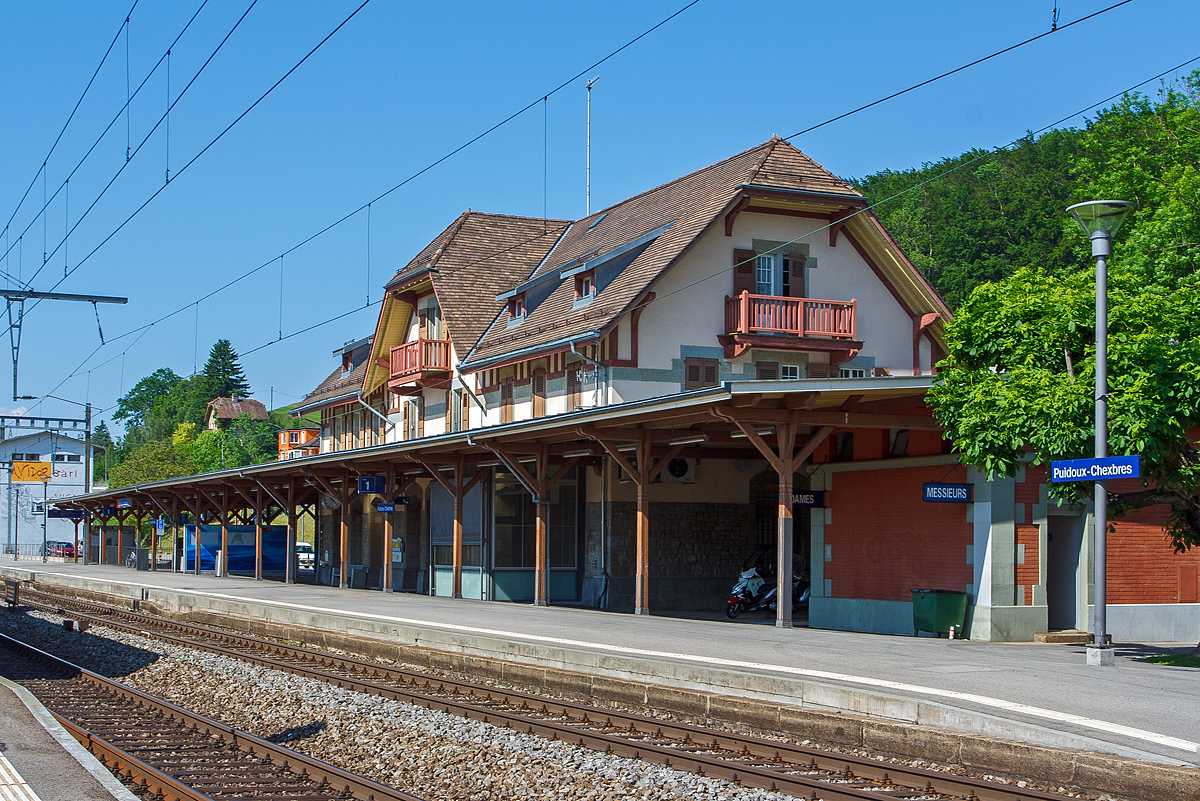 
Der Bahnhof Puidoux-Chexbres (Schienenhöhe 617.56 m.ü.M) am 28.05.2012, an der Hauptstrecke Bern–Lausanne.

Der Bahnhof ist aber auch Endpunkt der Vevey–Puidoux-Chexbres, die durch die Weinberg-Terrassen des Lavaux führt (hier nicht im Bild).
