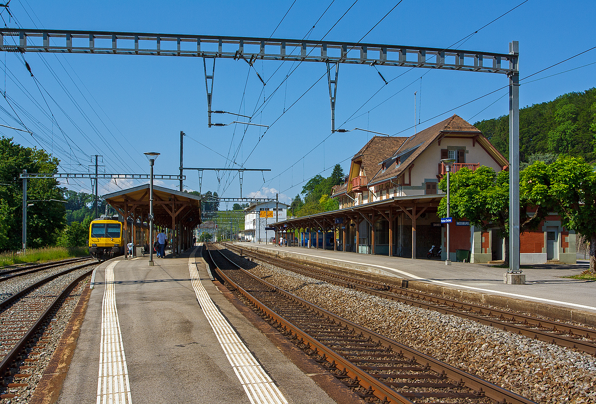 Der Bahnhof Puidoux-Chexbres (Schienenhöhe 617.56 m.ü.M) am 28.05.2012. 
Rechts die Hauptstrecke Bern–Lausanne.
Links wo gerade der  Train des Vignes  (S31) von Vevey eingefahren ist, verläuft die durch die Weinberg-Terrassen  des Lavaux führende 7,83 km lange Strecke nach Vevey. Die Strecke hat eine maximale Steigung von 44 ‰. So ist auch ein Verkehr Bern–Brig ohne Spitzkehre in Lausanne möglich. Im Normalbetrieb wird dies auf Grund der starken Steigung der Strecke nicht genutzt, wohl aber bei Sperrung der Lötschbergachse. Schwerere Züge Richtung Bern benötigen dann allerdings in der Regel Vorspann.
