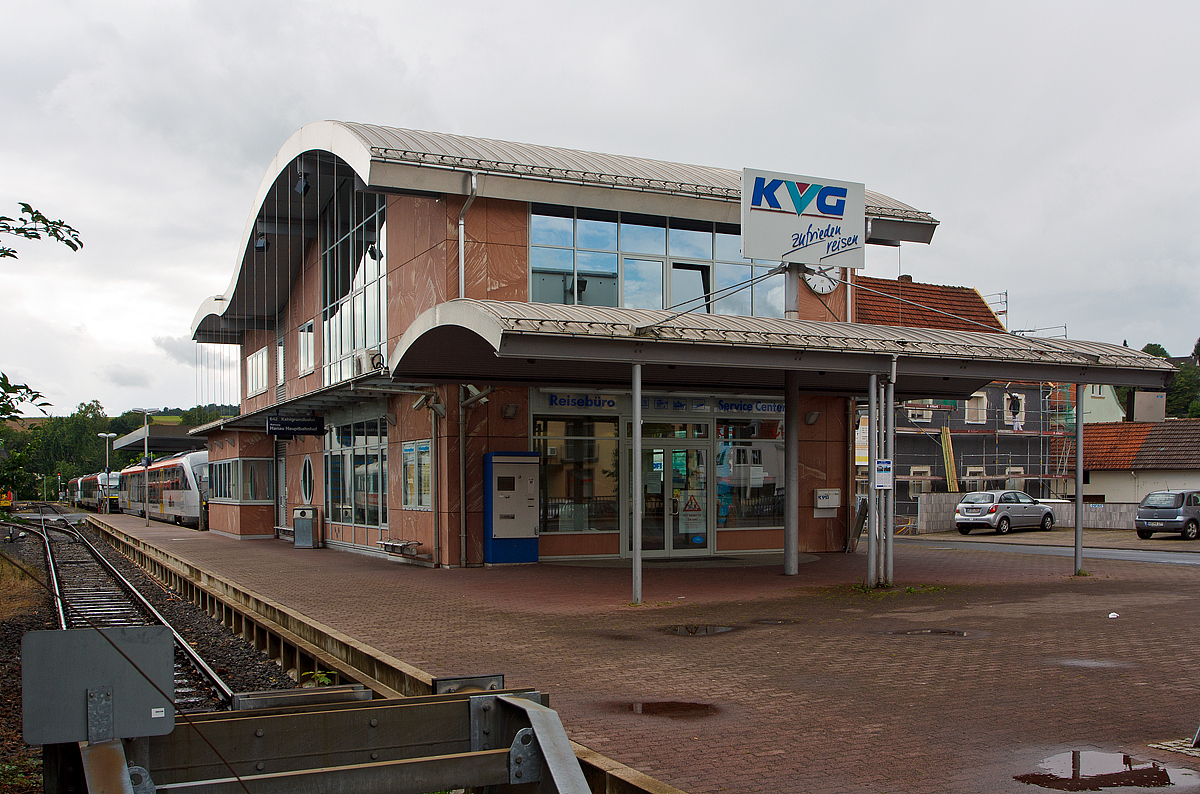 
Der Bahnhof Schöllkrippen (Unterfranken) am 18.08.2014. Der Bahnhof ist die Endstation der KBS 642 - Kahlgrundbahn, sie ist eine 23 Kilometer lange Nebenbahn im nordwestlichen Unterfranken nach Kahl am Main, dort mit Anschluss an die KBS 640 Main-Spessart-Bahn. Im Volksmund wird die Kahlgrundbahn auch  Bembel  genannt. 

Die Bedienung der Strecke über Kahl bis nach Hanau wird ausschließlich von der HLB Hessenbahn durchgeführt. Ab dem Fahrplanwechsel im Dezember 2015 bis Dezember 2027 wird die DB Regio (Westfrankenbahn) den Zugverkehr auf der Kahlgrundbahn wieder übernehmen. Wobei die Infrastruktur (Gleise, Bahnhöfe) der Kahlgrundbahn gehört der in Schöllkrippen ansässigen Kahlgrund Verkehrs-GmbH (KVG), die bis zum Dezember 2005 auch den Bahnbetrieb durchgeführt hat. An der  KVG ist heute zu 28% die DB Regio (Westfrankenbahn) beteiligt. Beim Bahnhof befindet sich auch eine Werkstatt der KVG, wo Fahrzeuge der Westfrankenbahn gewartet werden.
