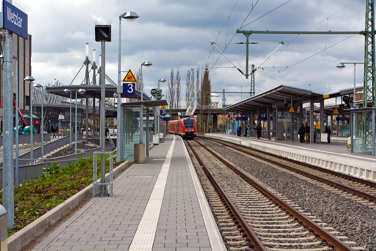 
Der Bahnhof Wetzlar am 23.03.2014, gerade f�hrt von der Lahntalbahn (KBS 625) auf Gleis 1 ein Dieseltriebzug der BR 612 als RE 25  Lahntalexpress  (Koblenz Hbf - Limburg/Lahn - Wetzlar - Gie�en - Wetzlar) ein.