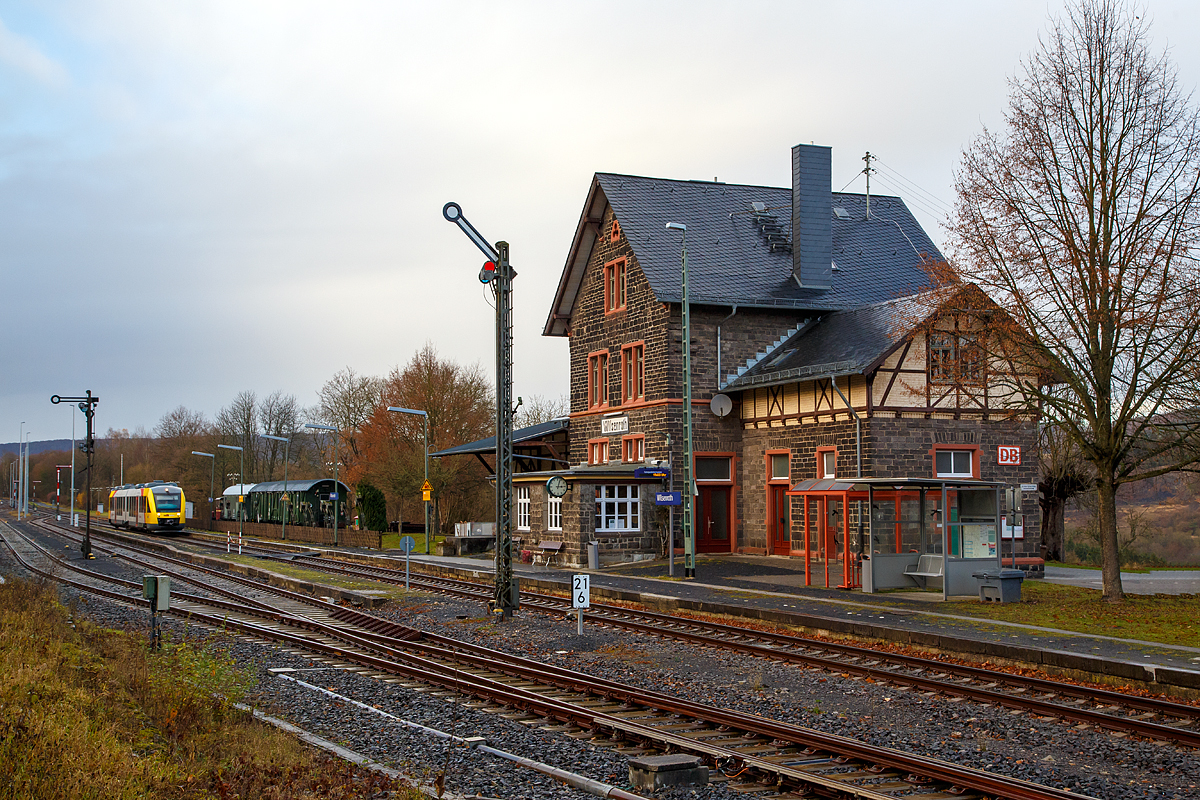 
Der Bahnhof Wilsenroth am 02.12.2016. 

Der Bahnhof an der Bahnstrecke Limburg–Altenkirchen wurde 1886 fertiggestellt. Die Fassade wird von den vermauerten, relativ kleinformatigen Basaltsteinen und kontrastierenden Ziegeln geprägt. Der Kniestock des Nordflügels und die kleine, südlich angebaute Frachtlagerhalle sind in Fachwerk ausgeführt. Der gleiszugewandten Giebelseite wurde später ein Flachdachgebäude vorgebaut, worin sich das Stellwerk Fahrdienstleiter (Wf) befindet . Das Empfangsgebäude wird heute nicht mehr für den Bahnbetrieb genutzt (nur noch das Stellwerk) und befindet sich seit kurz nach dem Jahr 2000 in Privatbesitz. 