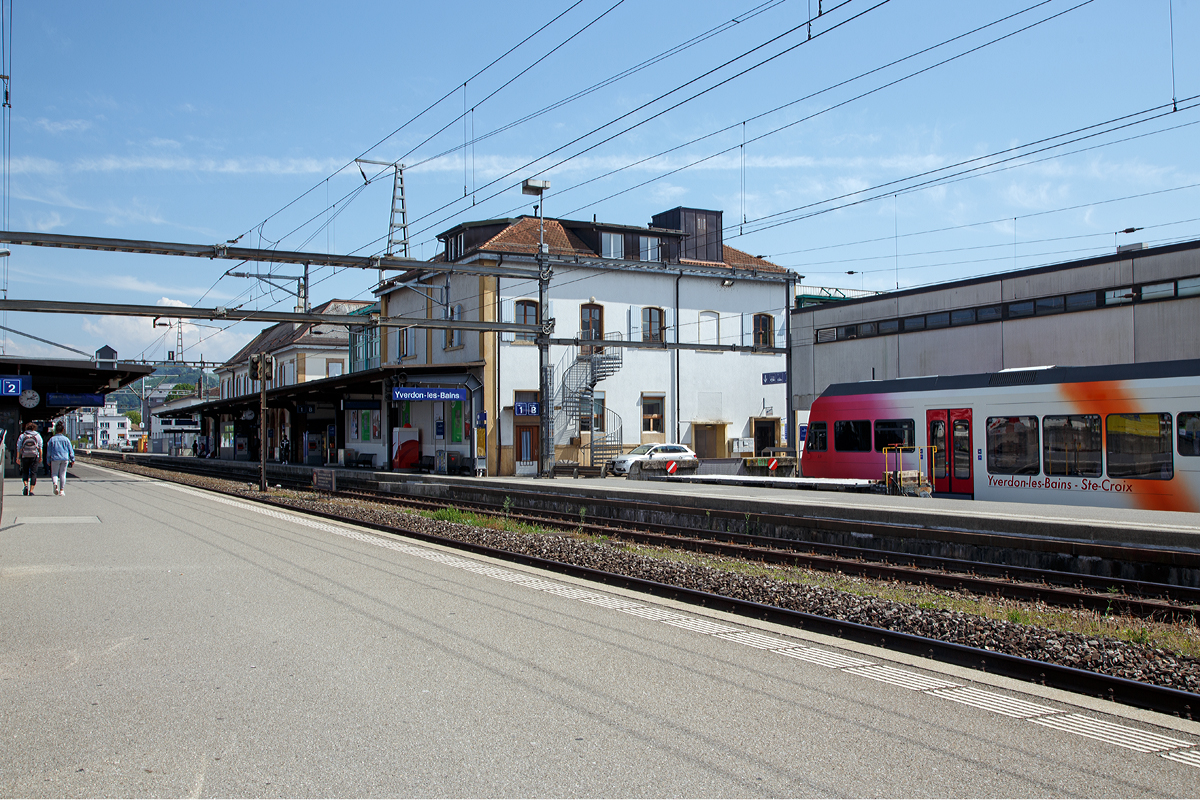 Der Bahnhof Yverdon-les-Bains (VD) am 18.05.2018.
Der Bahnhof ist normalspurigen Bereich ein Durchfahrtsbahnhof der SBB, zudem im Schmalspurbereich (rechts im Bild) ein Kopfbahnhof  der Travys (Transports Vallée de Joux–Yverdon-les-Bains–Ste-Croix).
