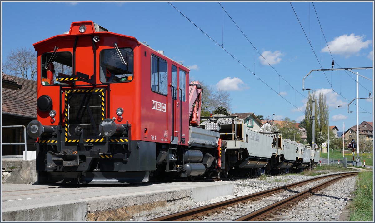 Der BAM MBC Tm 2/2 41 in Pampigny-Sévery. Der Tm 2/2 41 wurde unter der Farbriknummer 1950 von der Frima Robert Aebi 1988 als Typ 420CT 4H gebaut und wiegt 20 Tonnen.
10. April 2017