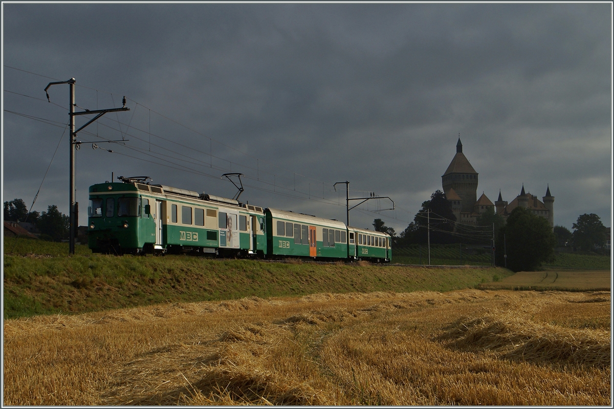 Der BAM Regilanzug 107 von Bière nach Morges kurz nach Vufflens le Château.
3. Juli 2014