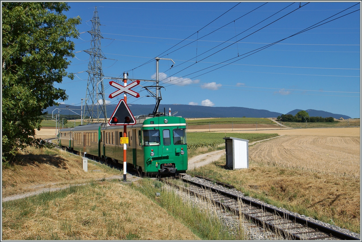 Der BAM Regionalzug 114 fährt durch die kleine Haltestelle  Chardonney-Château .
21. Juli 2015