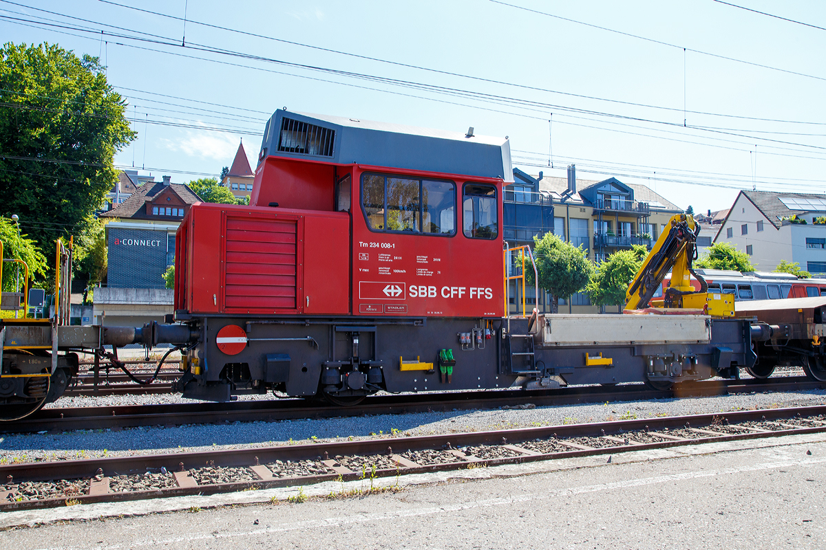 Der Bautraktor bzw. das Baudienstfahrzeug SBB Tm 234 008-1 „Ameise“ ist am 07.06.2015 beim Bahnhof Z�rich-Tiefenbrunnen abgestellt.
