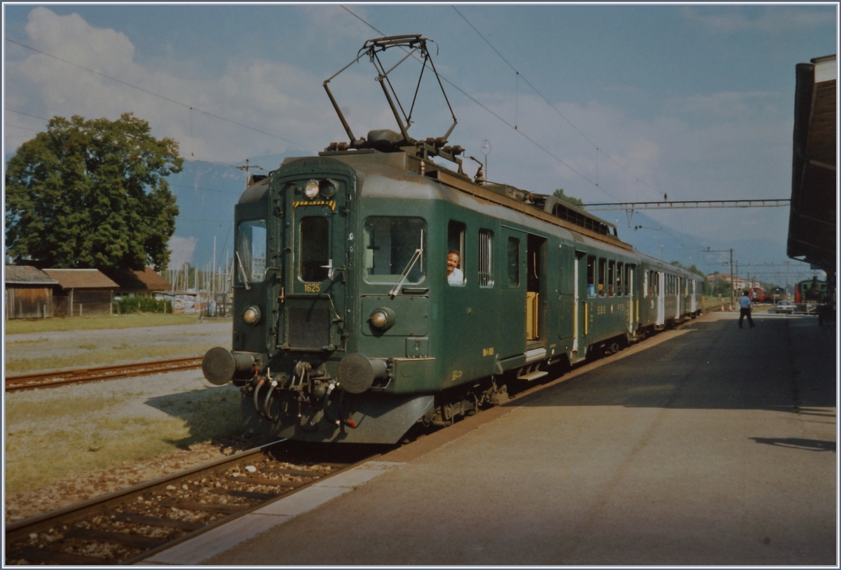 Der BDe 4/4 1625 als Regionazug von Monthey - Gingolph (Suisse) bei der Ankunft in Bouveret 21. Juli 1994
