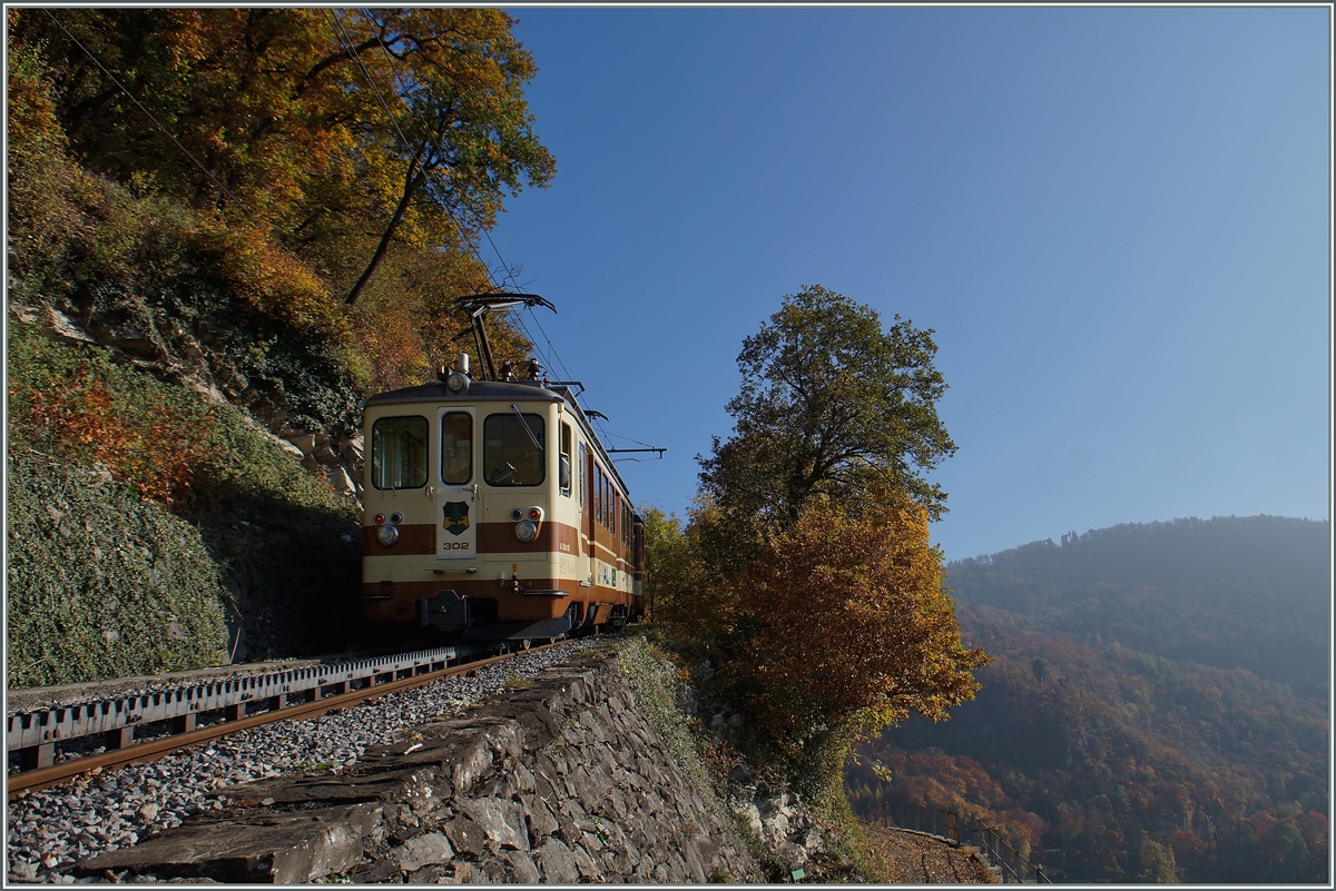 Der BDeh 4/4 302 mit einem Bt oberhalb von Aigle auf dem Weg nach Leysin. 
1.Nov. 2015
