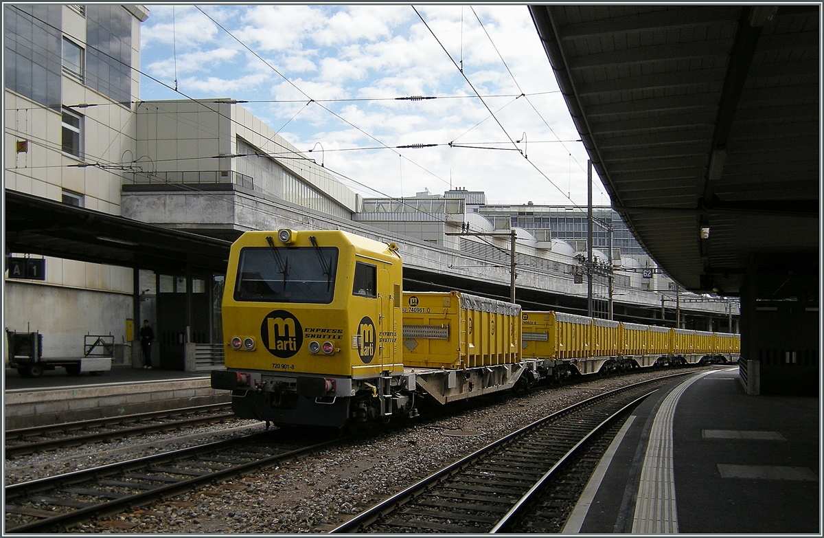 Der bei der DB nur kurze Zeit als  Cargo-Shuttle  eingesetzte  Güterdiesel-Triebwagen  verkehrte dann als 720 901-8 für einige Monate als  Steuerwagen  in einem Marti-Kieszug mit dem Ziel St-Triphon. Ob der (angetrieben) Wagen in St-Triphon Rangierleistungen übernahm entzieht sich meiner Kenntnis. 
Dieses Bild entstand am 14. Mai 2012 in Lausanne