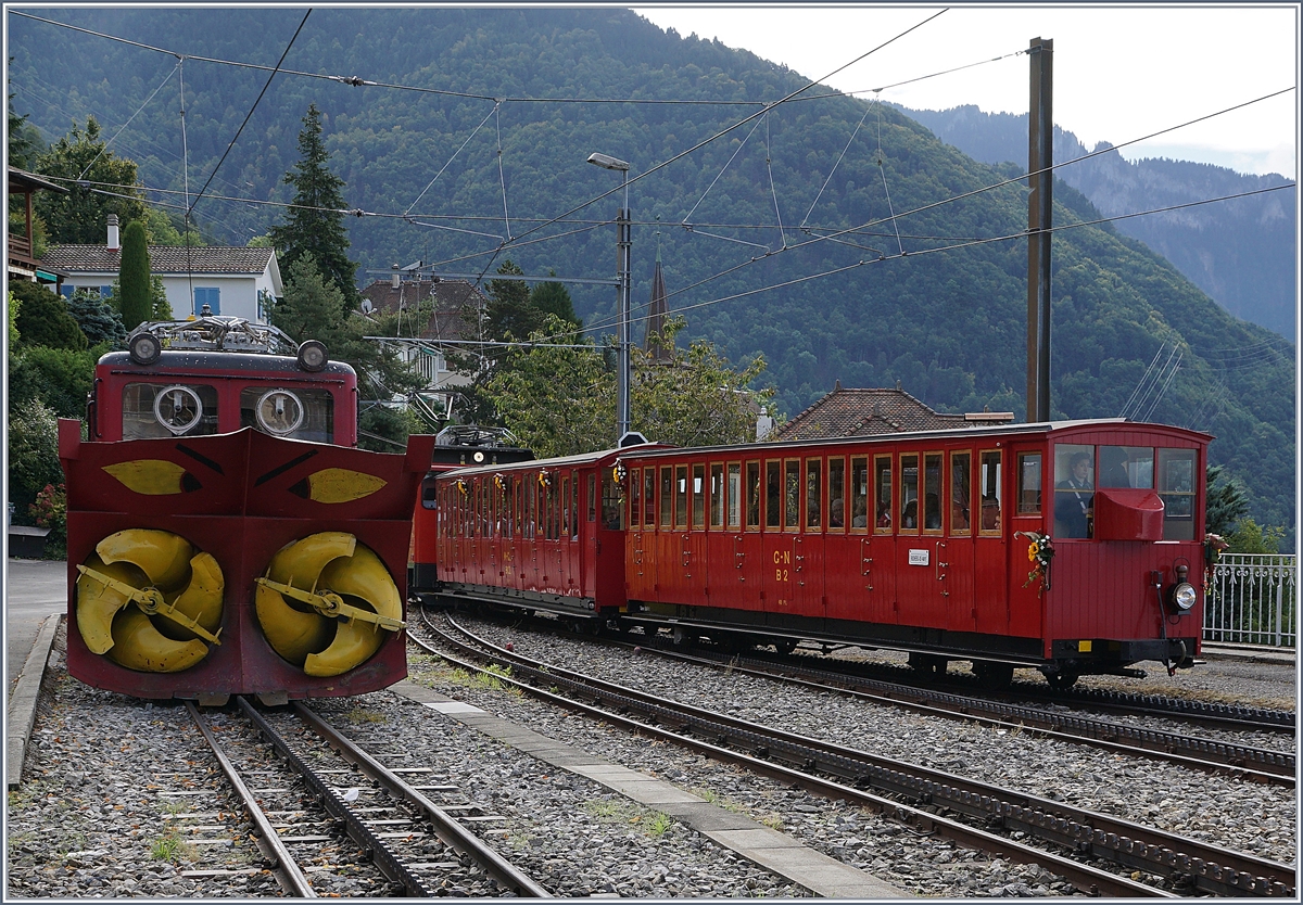 Der  Belle Epoque  Zug erreicht Glion, links im Bild die Xrot N° 3. 
16. Sept. 2017