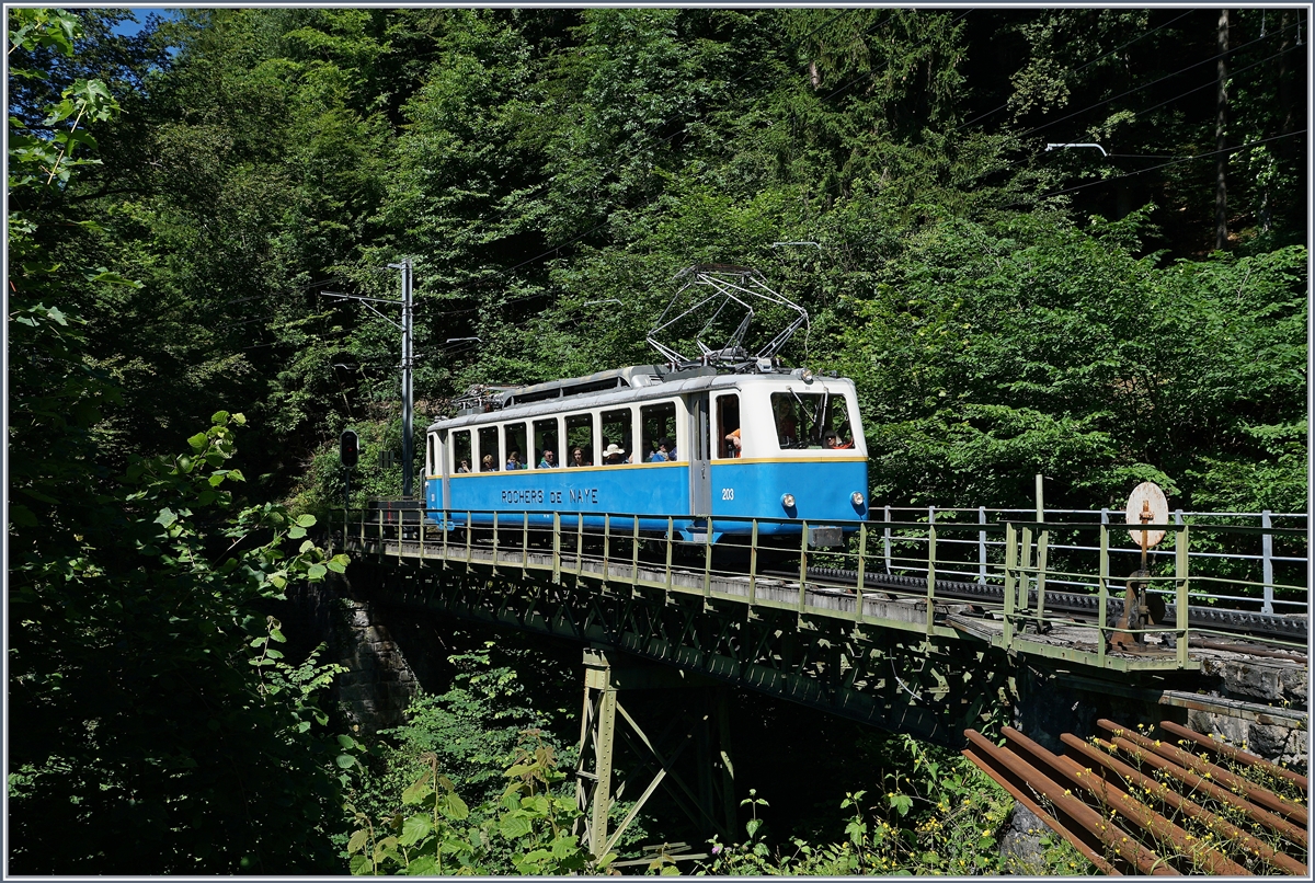 Der Bhe 2/4 203 erreicht Le Tremblex.
3. Juli 2016