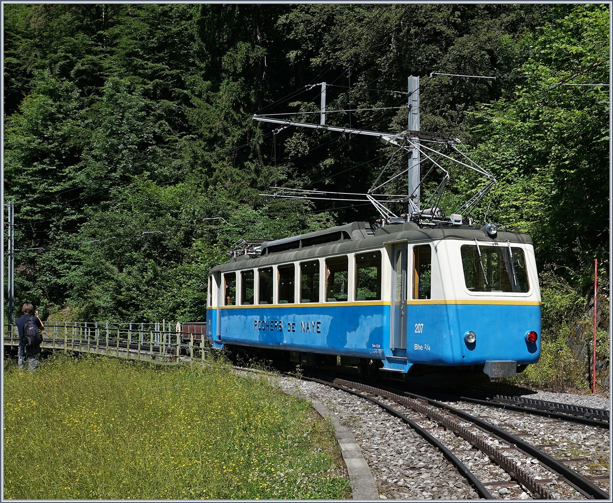 Der Bhe 2/4 207 auf Bergfahrt bei Le Tremblex.
3. Juli 2016
