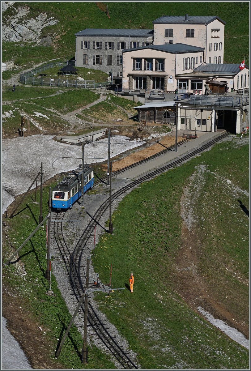 Der Bhe 2/4 207 verlässt die Rochers de Naye Richtung Jaman.
28. Juni 2016