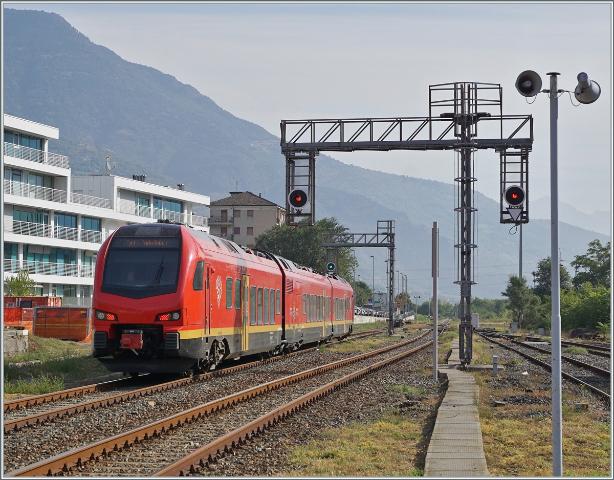 Der bimodulare FS Trenitalia BUM BTR 831 003 verlässt als Regionale 2722 Aosta mit dem Ziel Torino Porta Nuova. Der Zug kann mit Dieselmotoren oder elektrisch mit 3000 Volt Gleichstrom betreiben werden, verfügt für die Achsanordnung Bo' 2'2'2' Bo' und die UIC Bezeichnung (des Antriebsmodul) lautet 90 83 1831 012-1 I-TI. 