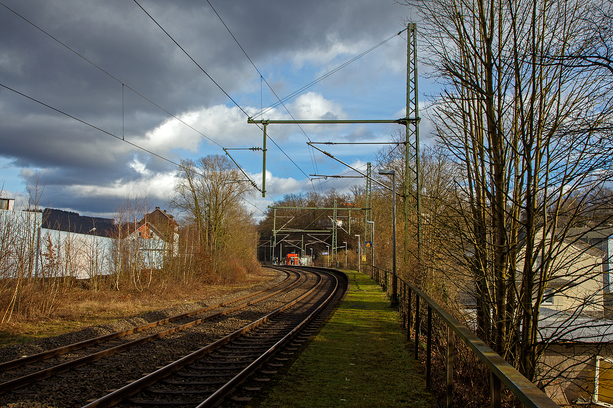 Der Blick in Fahrtrichtung Siegen auf den Bahnhof Scheuerfeld (Sieg) am 05.02.2022, hier rechts der Bahnsteig 411 (Fahrtrichtung Betzdorf). Der Bahnsteig 402 für die Fahrtrichtung Au (Sieg) / Köln liegt etwas weiter hinten hinter dem Bahnübergang (Bü). Ich stehe am Bahnsteigende, der wie man sieht recht lang ist.

Es gab Zeiten hielten er hier auch die RE´s, aber die schon länger vorbei. Ich hatte es früher schon nicht verstanden warum er für 1 bis 2 Reisende hier hielt, und so unnötig einen Expresszug verlangsamte. Heute halten nur noch im Nacht- und Berufsverkehr einzelne Züge des RE 9.