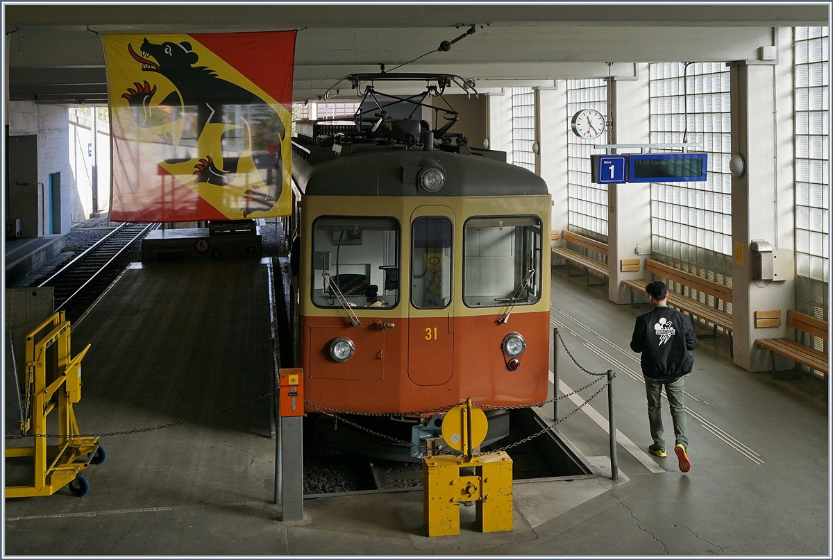 Der BLM Be 4/4 31  Lisi  wartet in der  Bahnhhofshalle von Mürren auf Reisende.
28. Oktober 2018