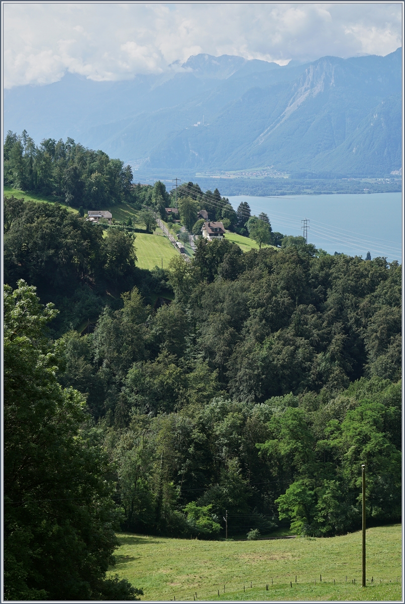 Der Blonay Chamby Bahn Dampfzug errecht nun den Halt Cornaux.
1. August 2016