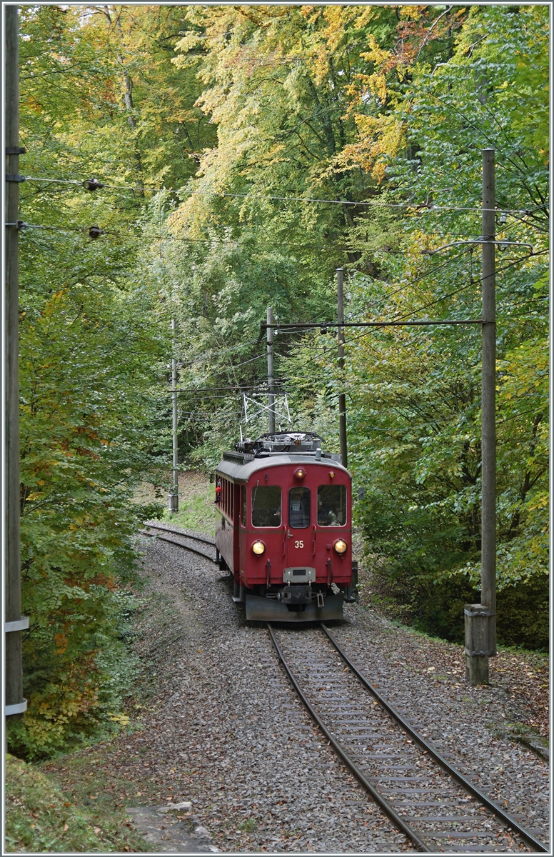 Der Blonay-Chamby RhB ABe 4/4 I N° 35 ist im Wald oberhalb von Blonay kurz vor dem Baye de Clarens Viadukt auf dem Weg nach Chaulin.

18. Okt. 2020