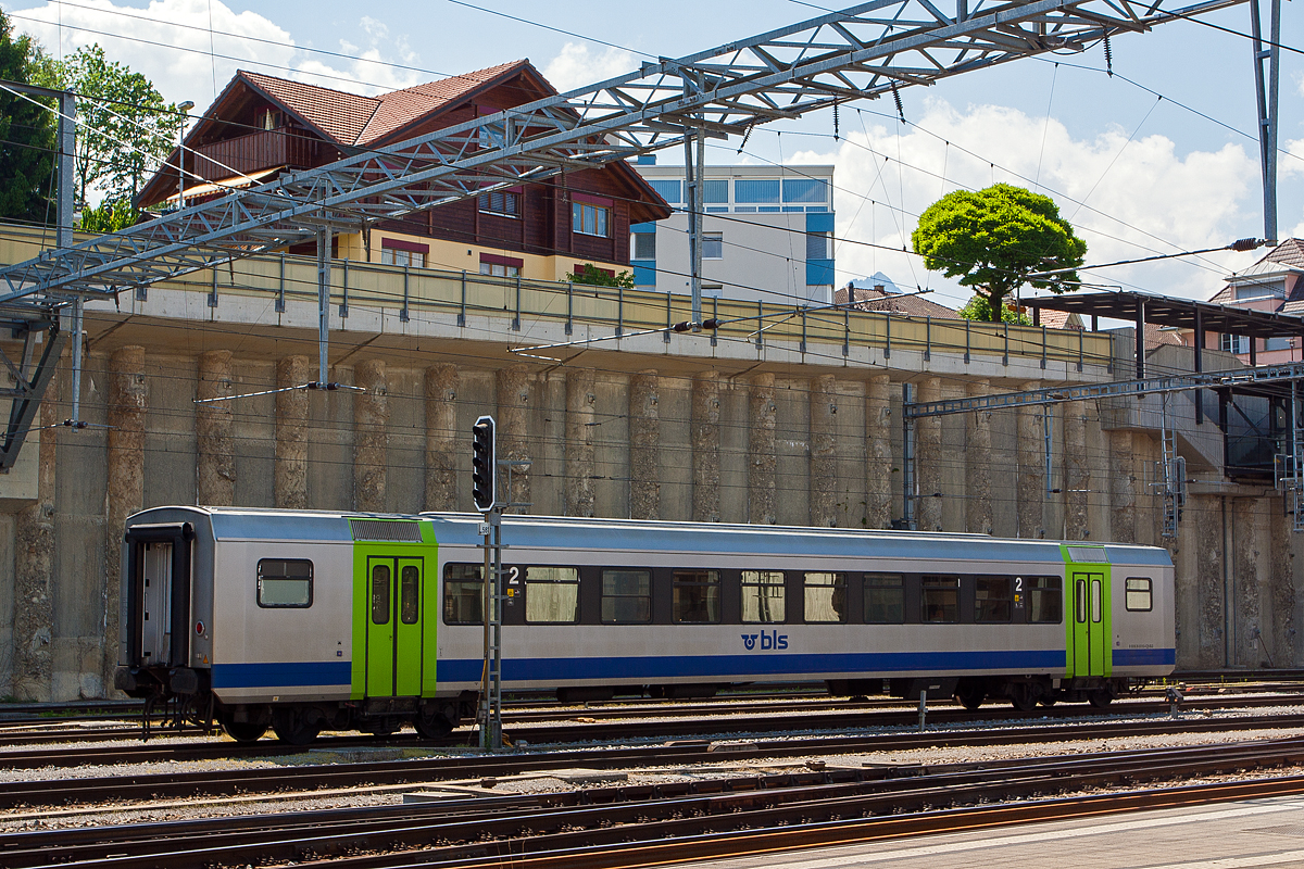 Der BLS B 50 85 20-35 513-4 CH-BLS ein 2. Klasse B - LEGO Zwischenwagen für NPZ RBDe 565 bzw. RBDe 566 Pendelzüge (RBDe 4/4-Pendelzüge), ex EBT (Emmental-Burgdorf-Thun-Bahn) B 50 38 20-34 513, abgestellt am 28.05.2012 im Bahnhof Spiez. 

Zusammen mit der zweiten Serie der BLS RBDe 565 beschaffte 1984–85 auch die EBT-Gruppe 13 sogenannte „Privatbahn-NPZ“. Diese sind mit den Zügen der BLS weitestgehend identisch, außer dass die Steuerwagen ohne 1. Klasse als Bt gebaut wurden. In den Jahren 1991/92 erhielten alle EBT/SMB/VHB-Steuerwagen ein Erstklasseabteil und wurden zu ABt. Die RBDe 4/4 erhielten die Bezeichnung RBDe 566, die Steuer- und Zwischenwagen erhielten 1991/92 zwölfstellige UIC-Nummern. Ab 2009 durchlaufen die Züge eine Modernisierung analog den RBDe 565. Bei den Zwischenwagen erfolgte dies konzentriert im Jahre 2011. Seither gibt es auch keine roten Zwischenwagen mehr.