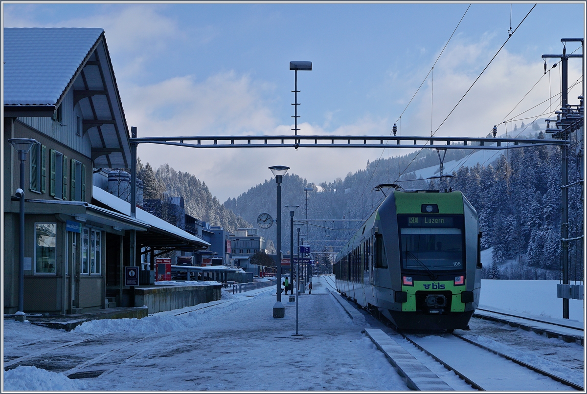 Der BLS RABe 535 105 (Lötschberger) wartet als RE 4371 Bern - Luzern in Trubschachen auf den Gegenzug. Bereits kurz nach Mittag liegt der Bahnum diese Jahreszeit im Schatten.
6. Jan. 2017