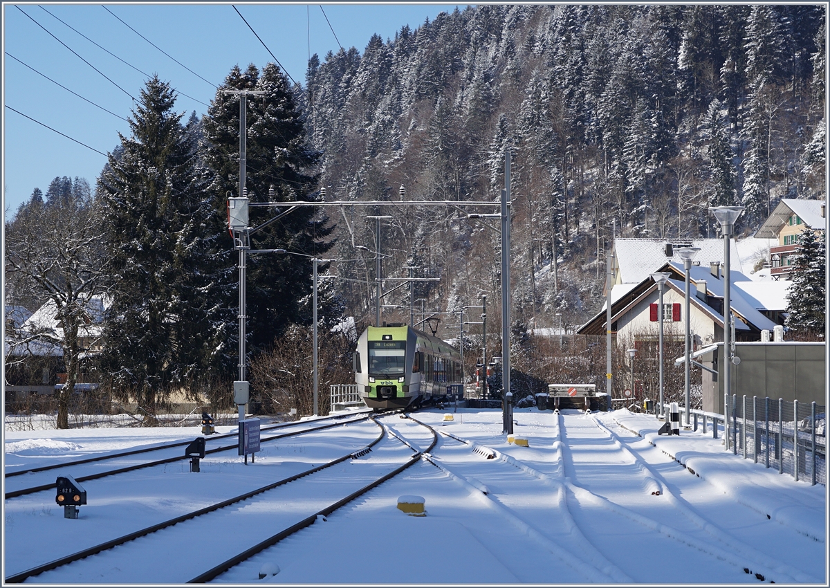 Der BLS RABe 535 105 (Lötschberger) erreicht als RE 4371 Bern - Luzern den Bahnhof Trubschachen.
6. Jan. 2017