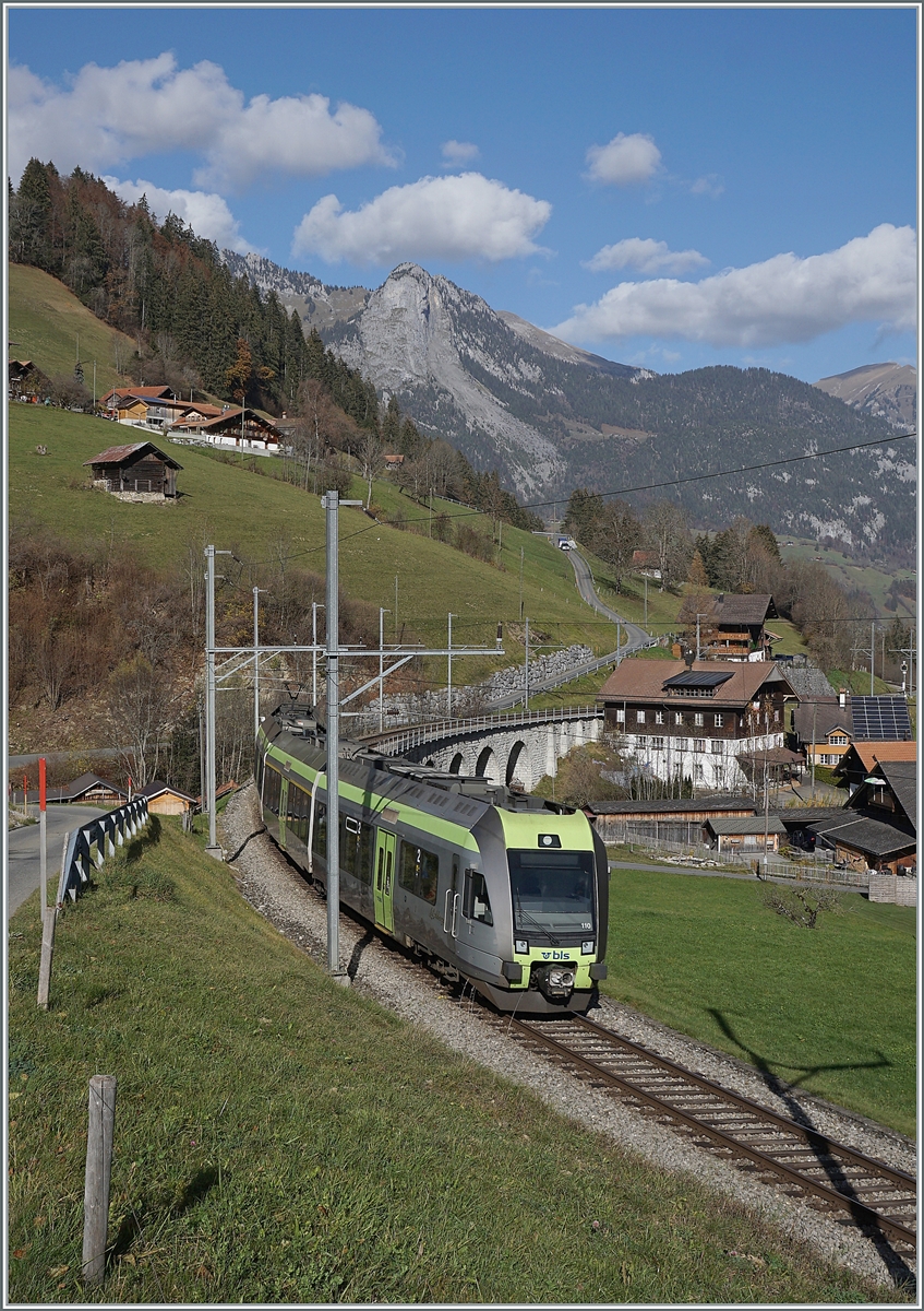 Der BLS RABe 535 110 ist als RE Zweisimmen - Bern kurz vor Garstatt unterwegs. 

9. Nov. 2020