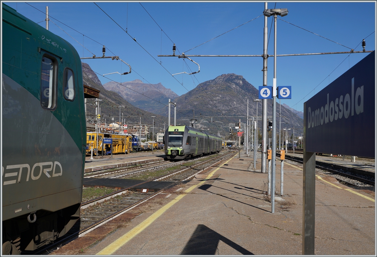 Der BLS RABe 535 111  Lötschberger  erreicht als RE von Bern sein Ziel Domodossola. Der Zug ist bereits für die Rückfahrt als RE nach Bern beschriftet. 

28. Oktober 2021 
